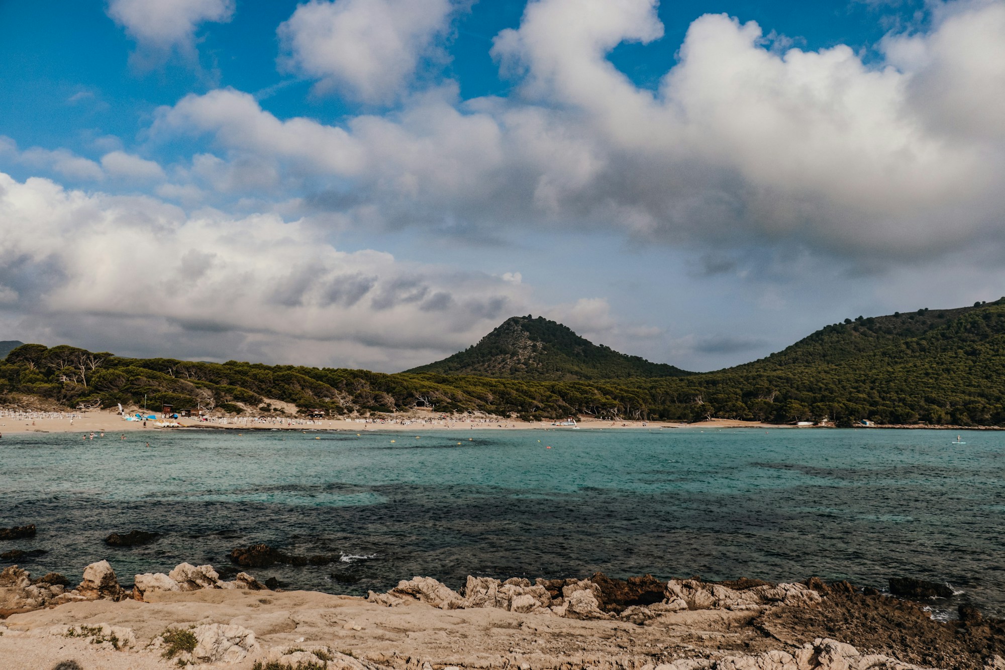 Plage de Cala Agulla à Majorque avec eaux turquoise — destination idéale pour le pont de l'Ascension 2026