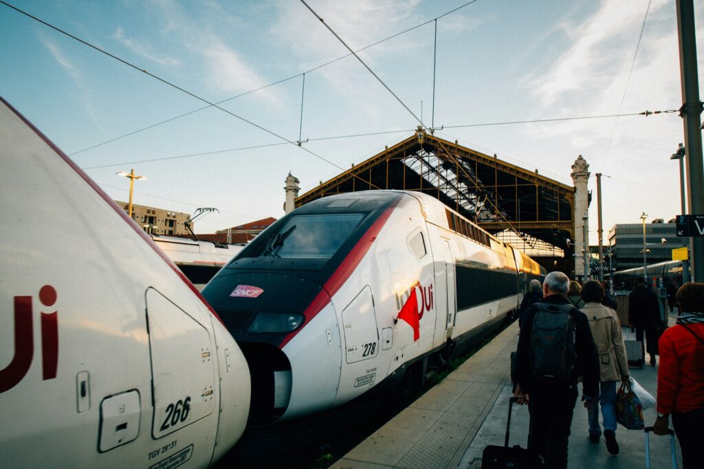 TGV à grande vitesse en gare de Marseille — train Paris-Barcelone pont de l'Ascension 2026