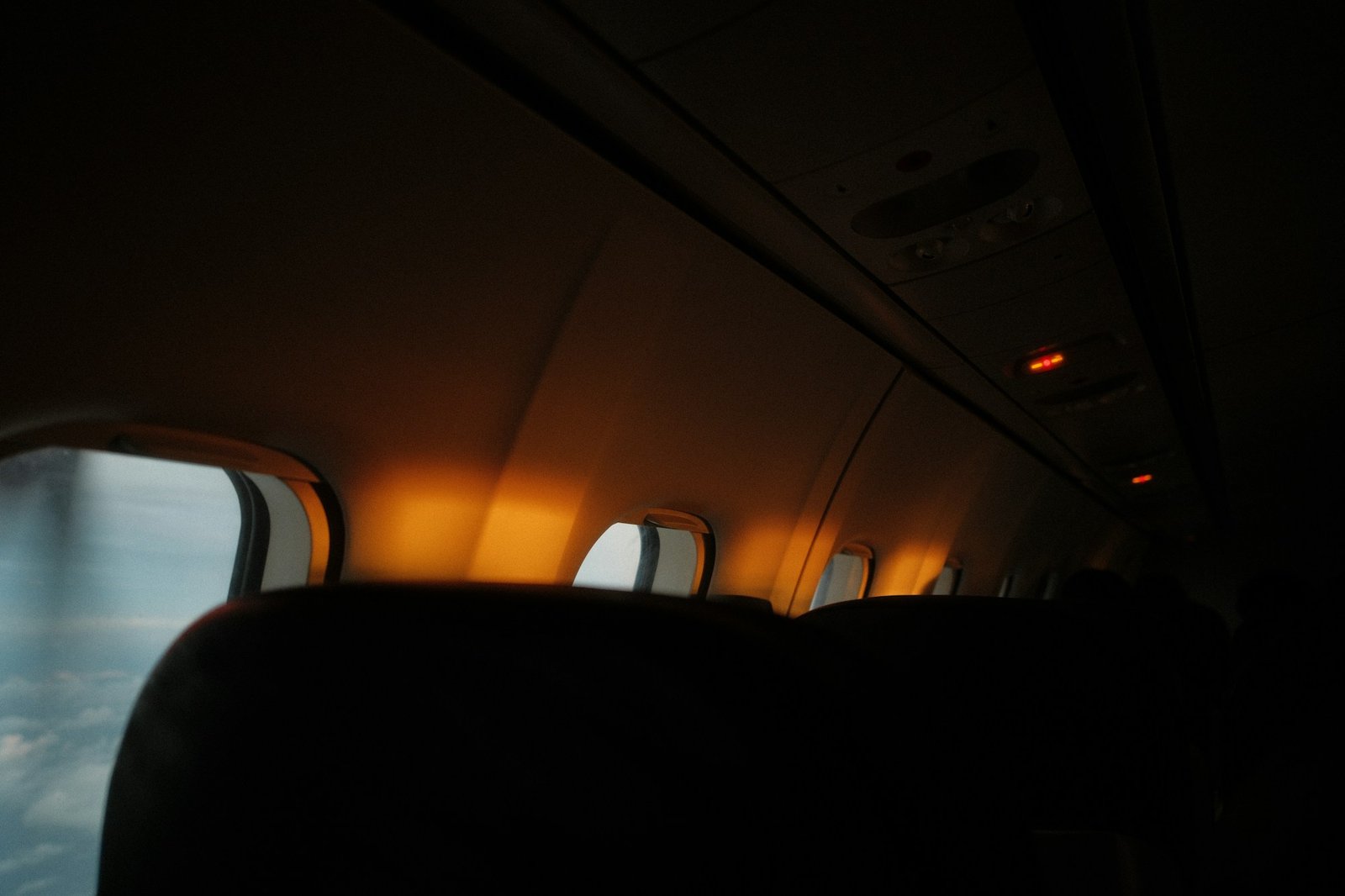 Vista desde la ventanilla de un avión al atardecer — seguro de cancelación por cualquier motivo