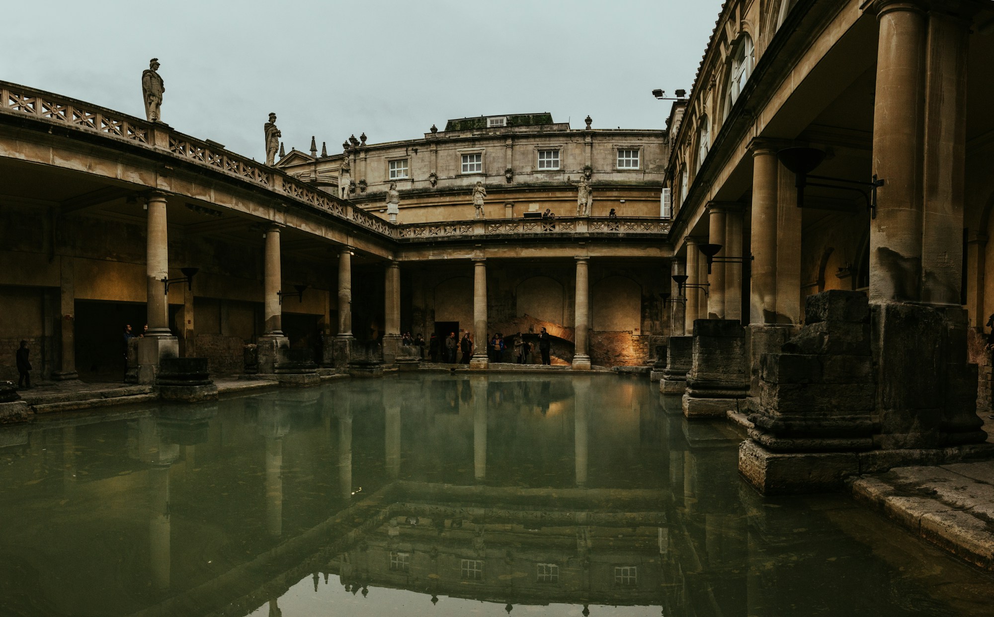 Les thermes romains de Bath entourés de leur architecture classique, Angleterre