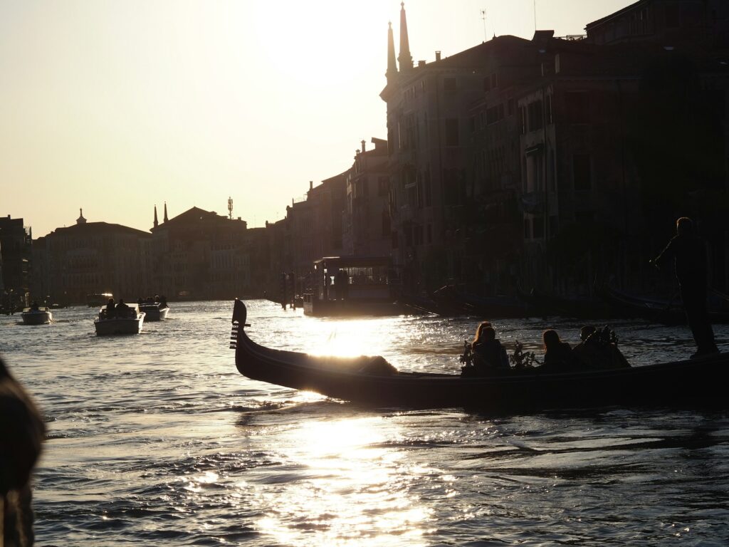 Canal vénitien au coucher du soleil avec gondoles, vue depuis le sestiere Castello à proximité des Giardini della Biennale