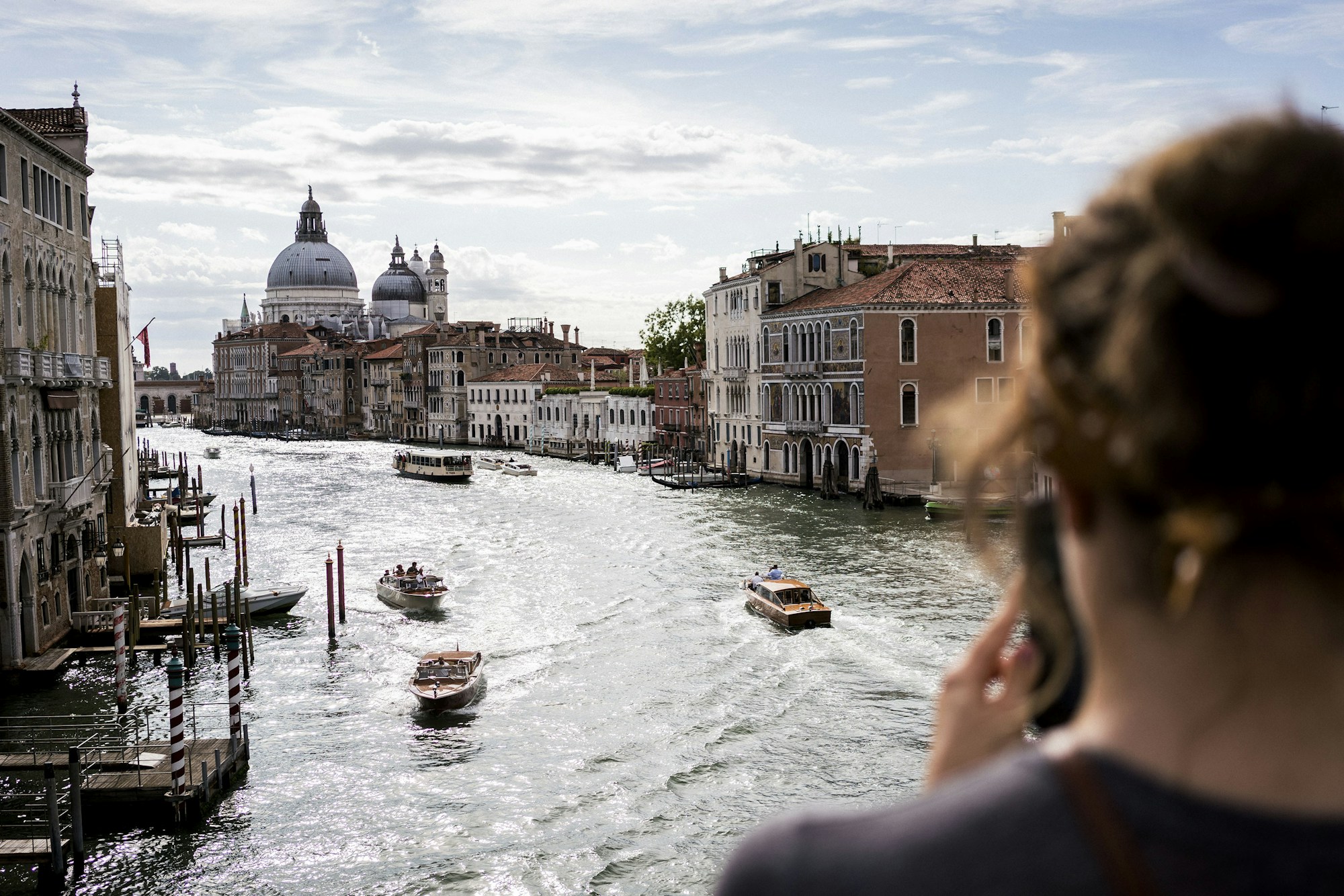 Vue d'un canal de Venise avec gondoles et façades colorées, ambiance typique du sestiere de Castello
