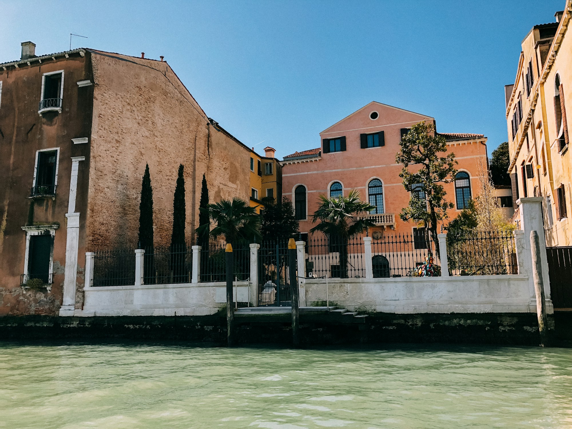 Vista de los Giardini della Biennale en Venecia: avenidas flanqueadas de árboles que conducen a los pabellones nacionales