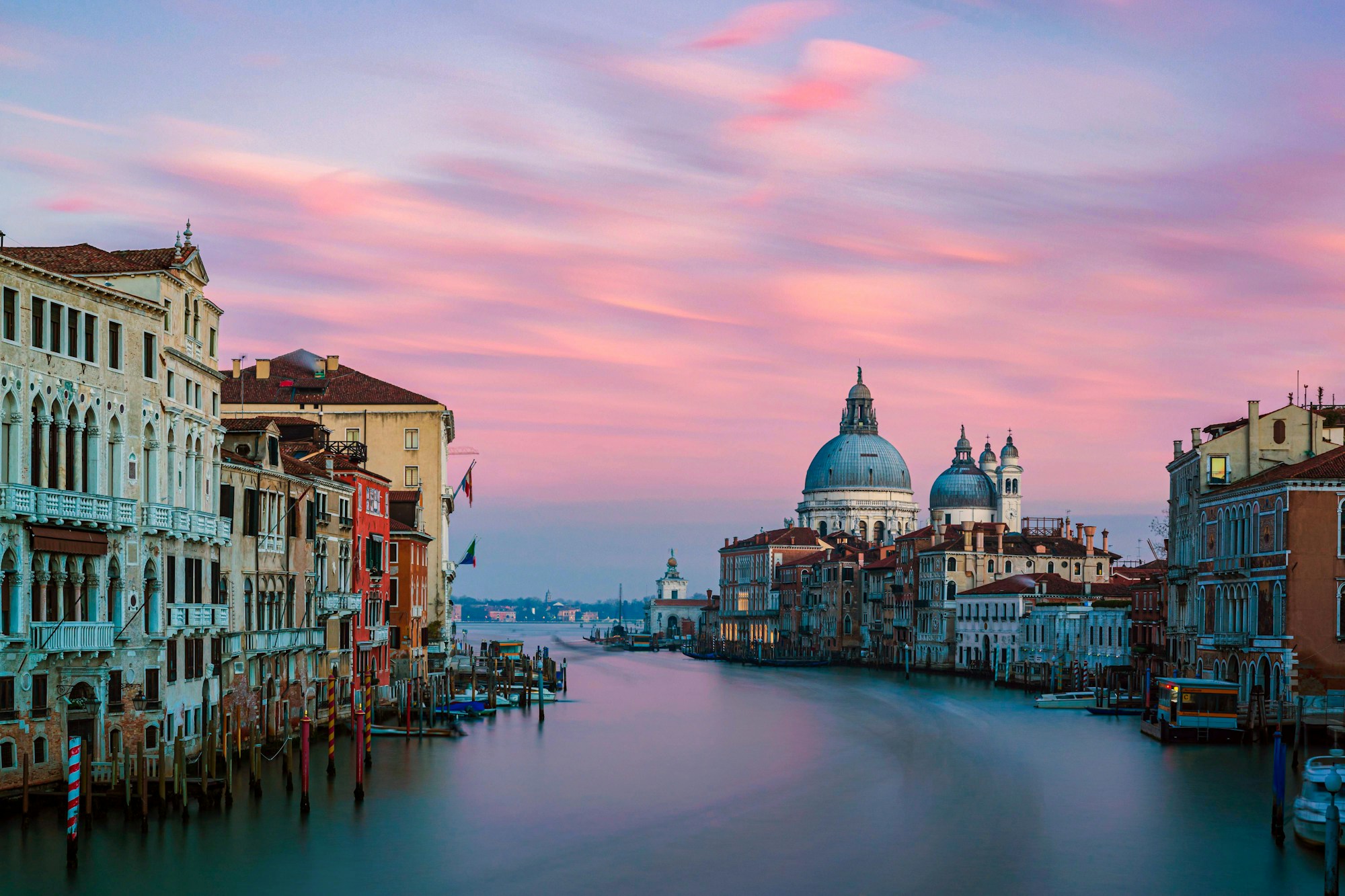 Le Grand Canal de Venise au coucher du soleil, vu depuis le pont de l'Accademia avec la basilique Santa Maria della Salute en arrière-plan