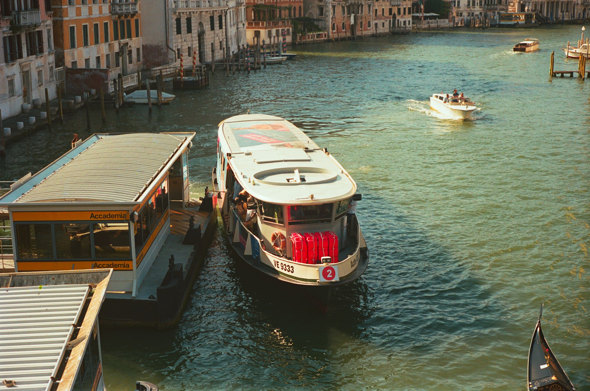 Vaporetto ACTV en el Gran Canal de Venecia, medio de transporte imprescindible para llegar a los Giardini della Biennale