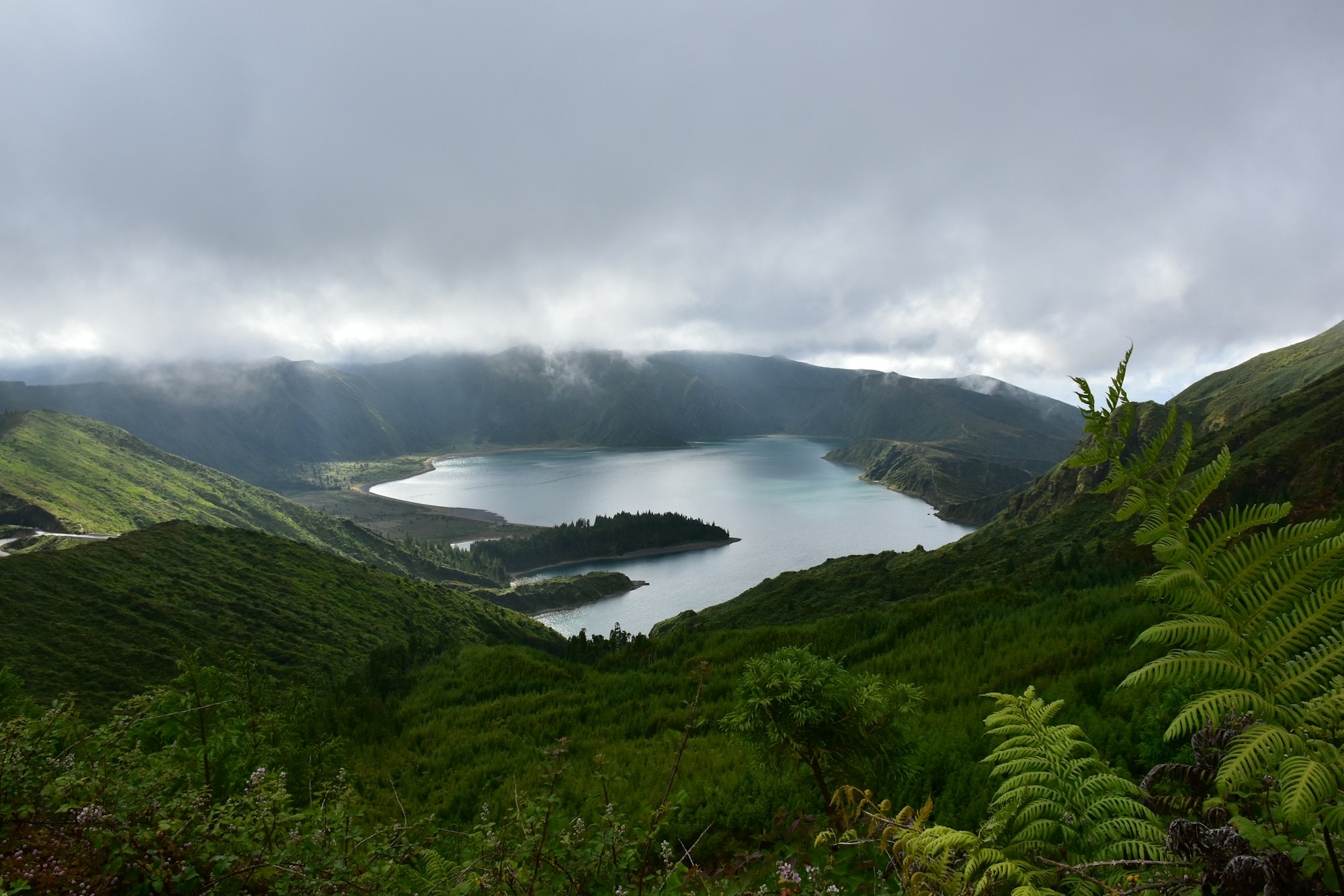 Lac volcanique des Sete Cidades aux Açores, Portugal, deux teintes bleu et vert dans une caldeira volcanique