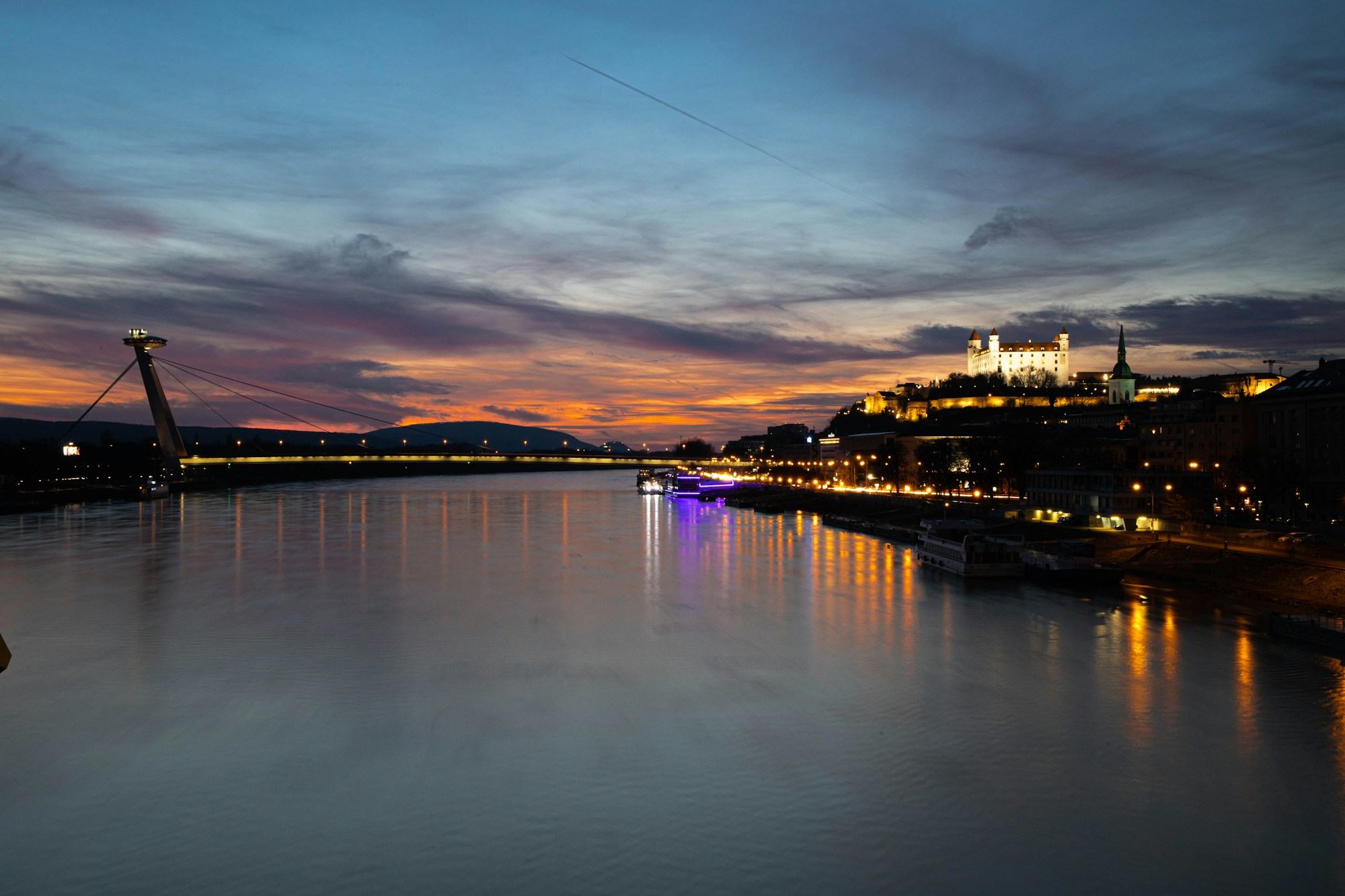 Panorama de Bratislava avec le château blanc à quatre tours dominant la vieille ville sur le Danube, Slovaquie