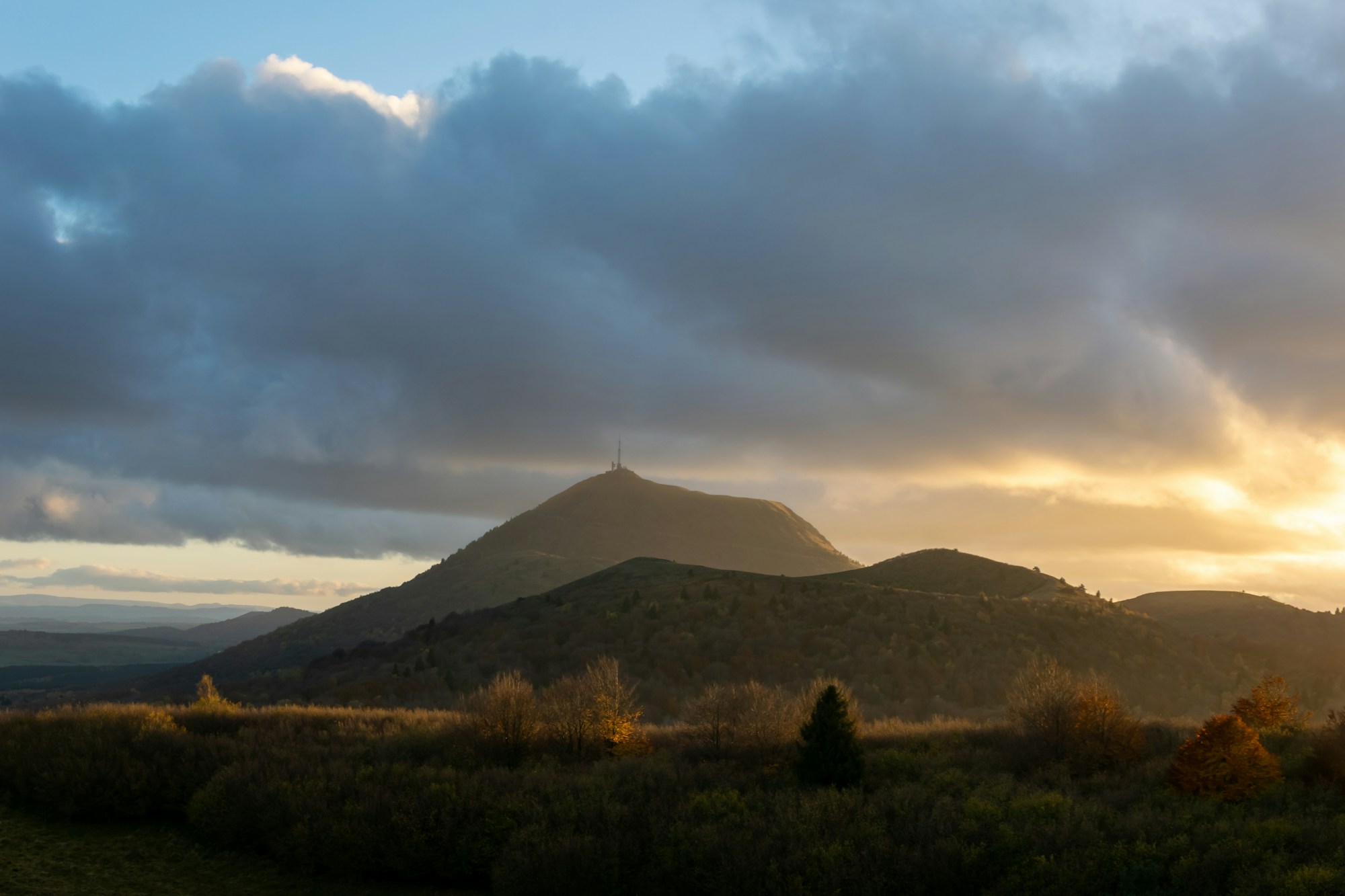 Coucher de soleil sur le Puy de Dôme, paysage volcanique de l'Auvergne et du Massif central, France