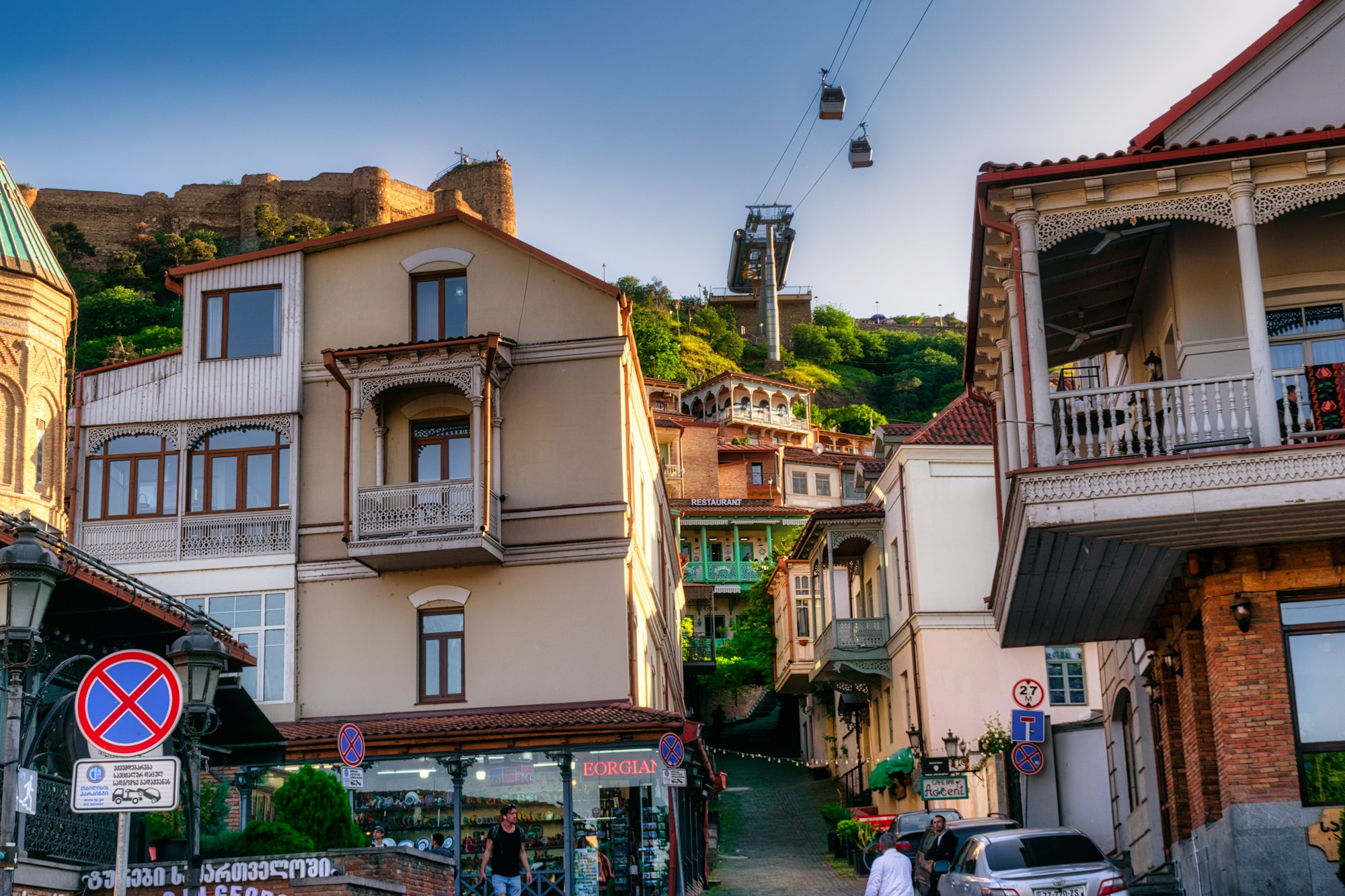 Vieille ville de Tbilissi en Géorgie, maisons colorées avec balcons en bois sculptés et toits de tuiles