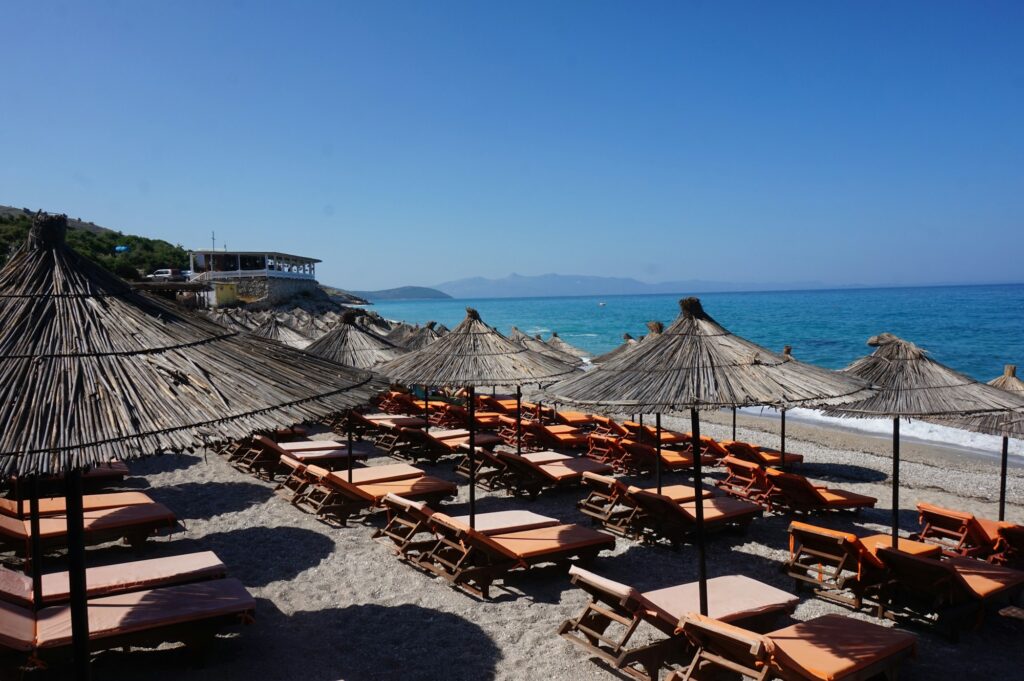 Plage de la Riviera albanaise à Lukova, eaux turquoise de la mer Ionienne, côte ionienne d'Albanie