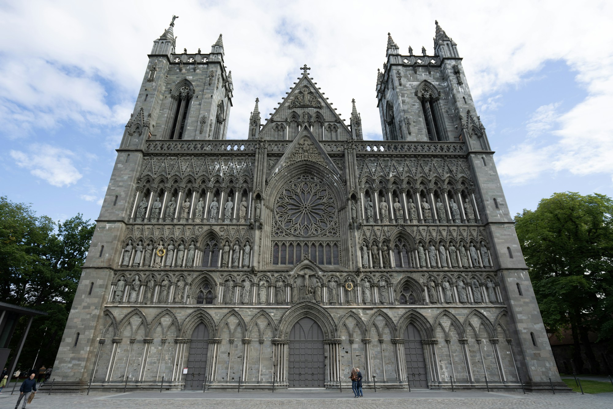 Cathédrale gothique de Nidaros à Trondheim, Norvège, illuminée dans un ciel nuageux