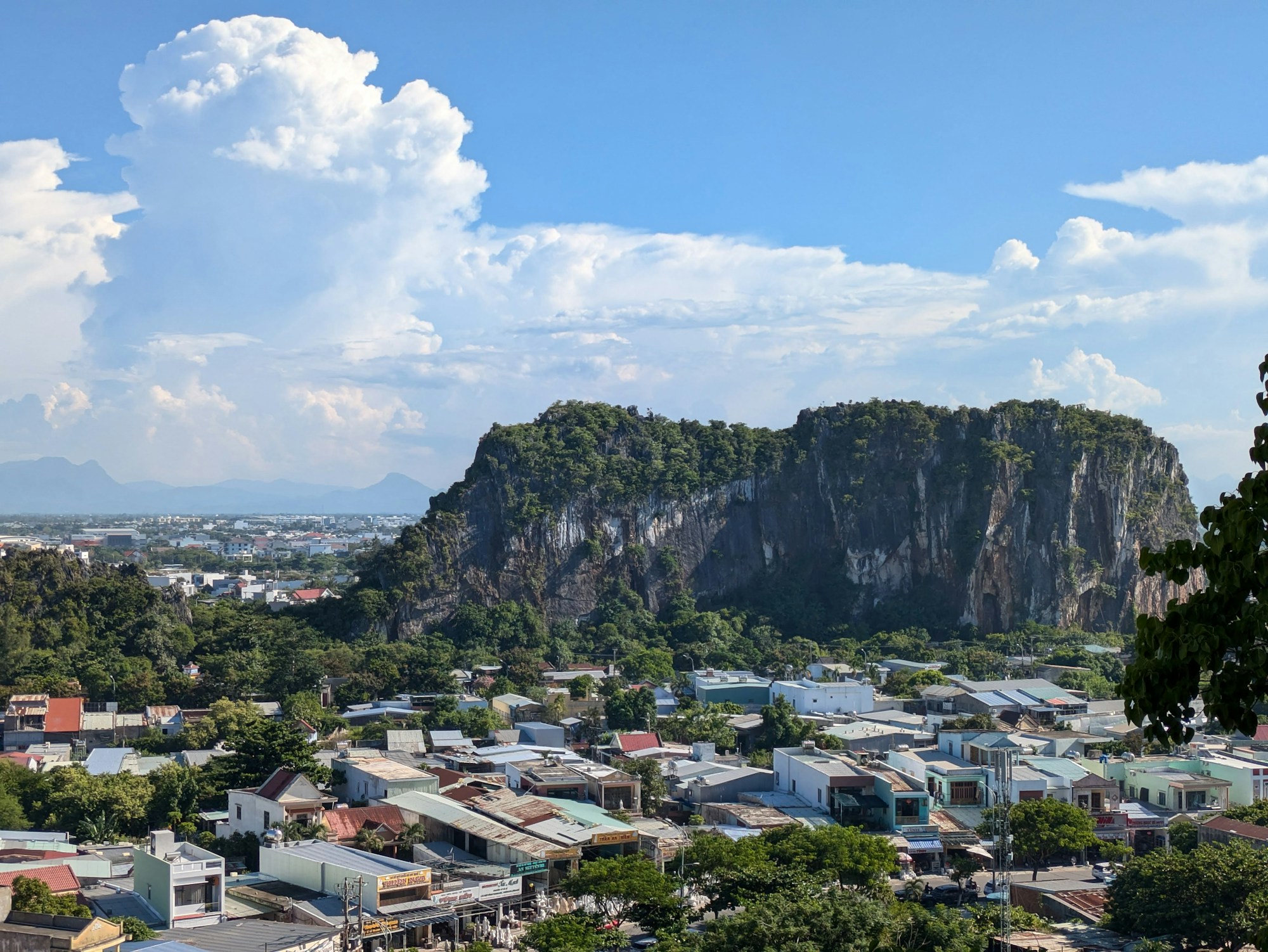 Les Montagnes de Marbre de Da Nang au Vietnam, avec temples bouddhistes et grottes cachées