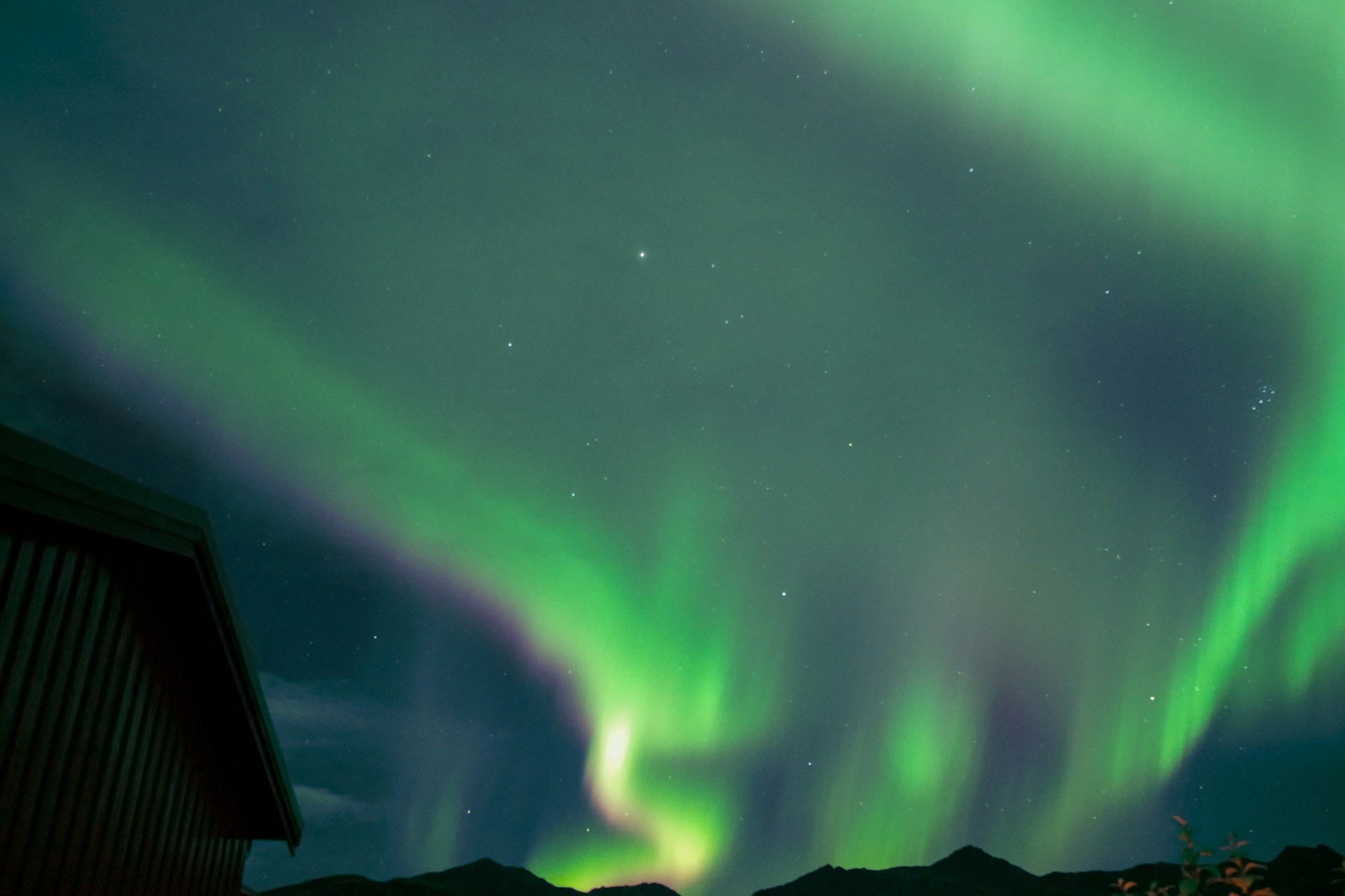 Aurores boréales spectaculaires illuminant le ciel nocturne de l'Islande en vert et violet