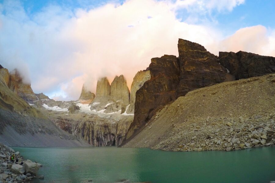 Les Torres del Paine au lever du soleil en Patagonie chilienne, reflets dorés dans le lac