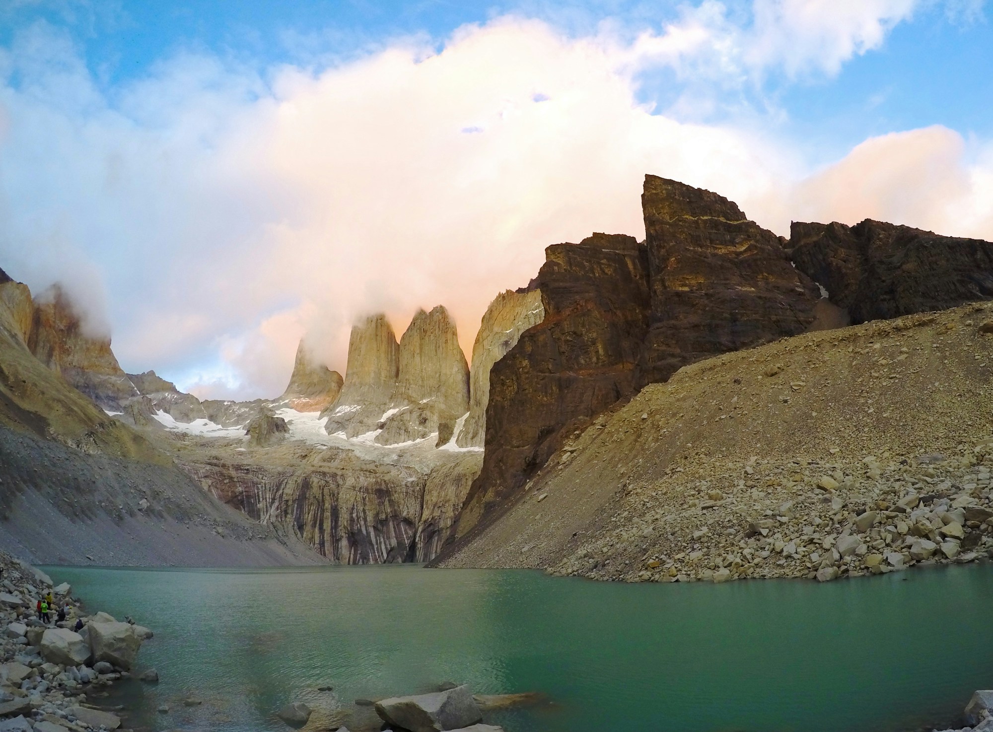 Les Torres del Paine au lever du soleil en Patagonie chilienne, reflets rose orangé dans le lac gelé