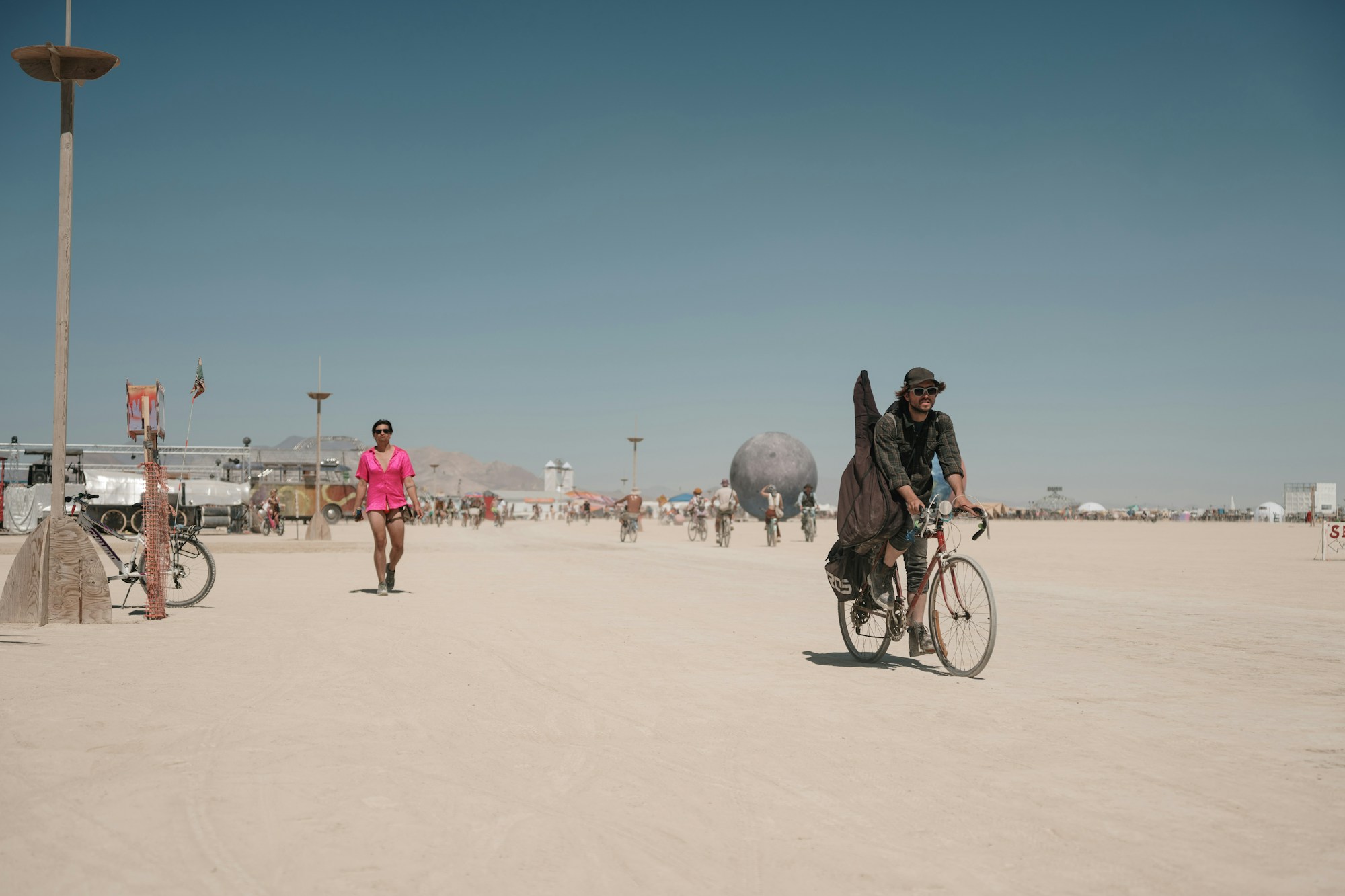 Burning Man Festival Nevada — participants en costumes sur la Playa