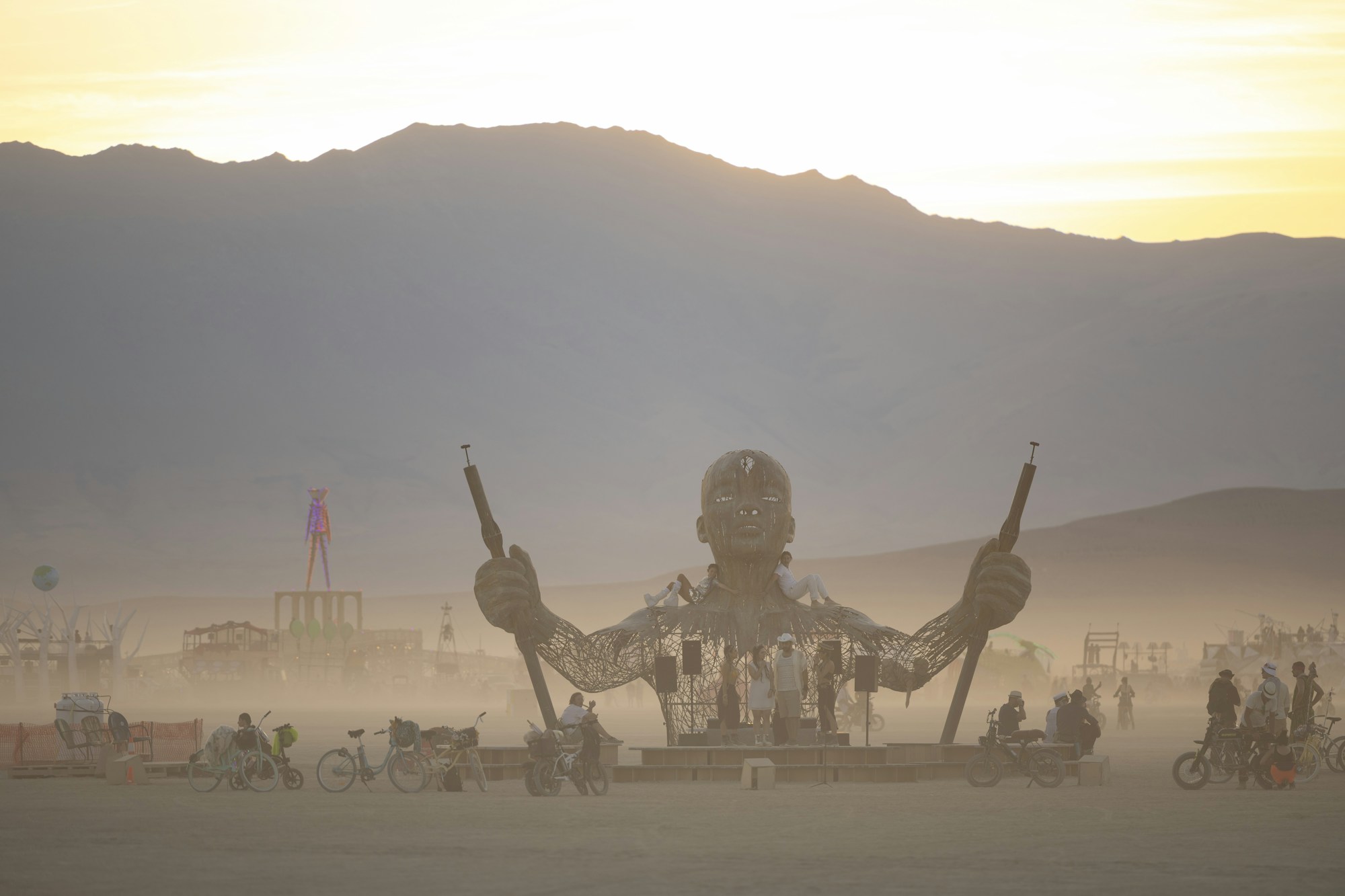 Sculpture géante dans le désert de Black Rock City — installation artistique Burning Man