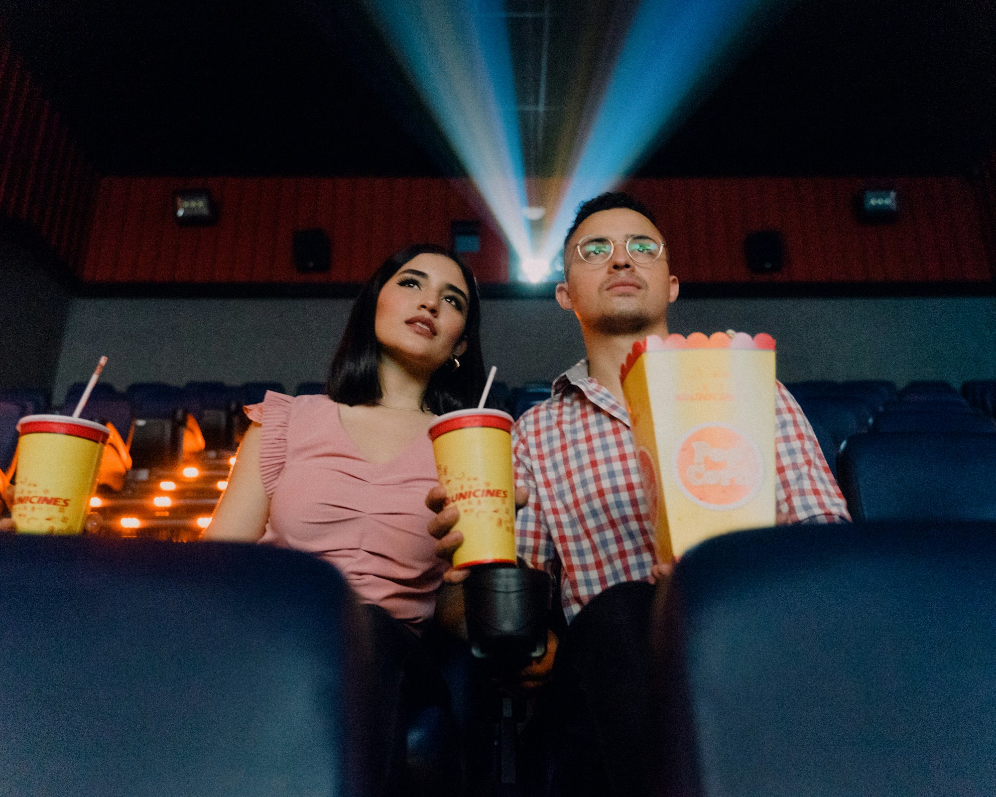 File d'attente de spectateurs devant un cinéma lors d'un festival de film