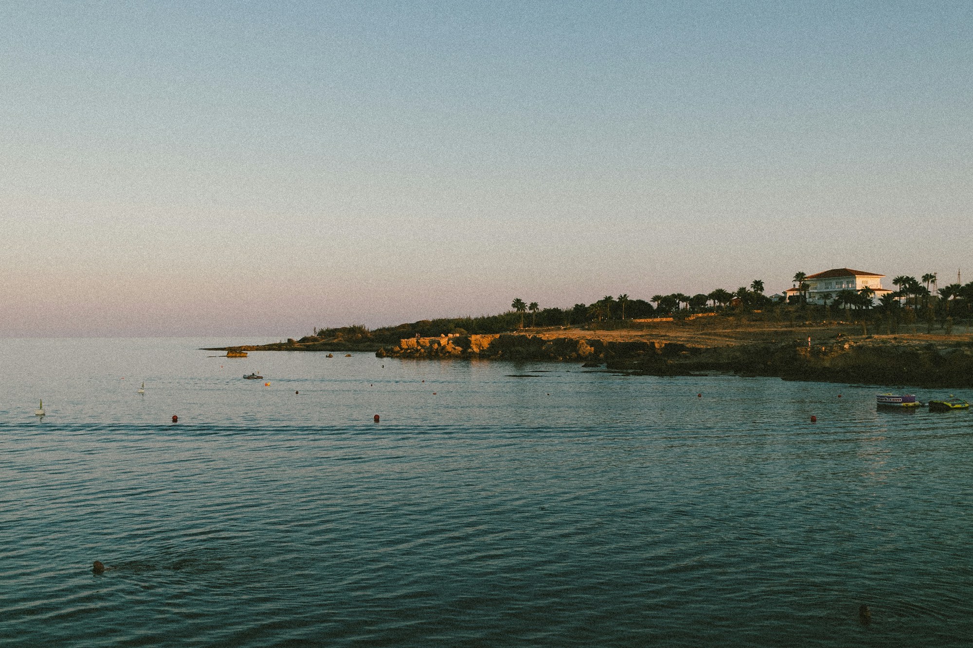 Côte méditerranéenne de Chypre avec ses eaux turquoise et ses falaises rocheuses