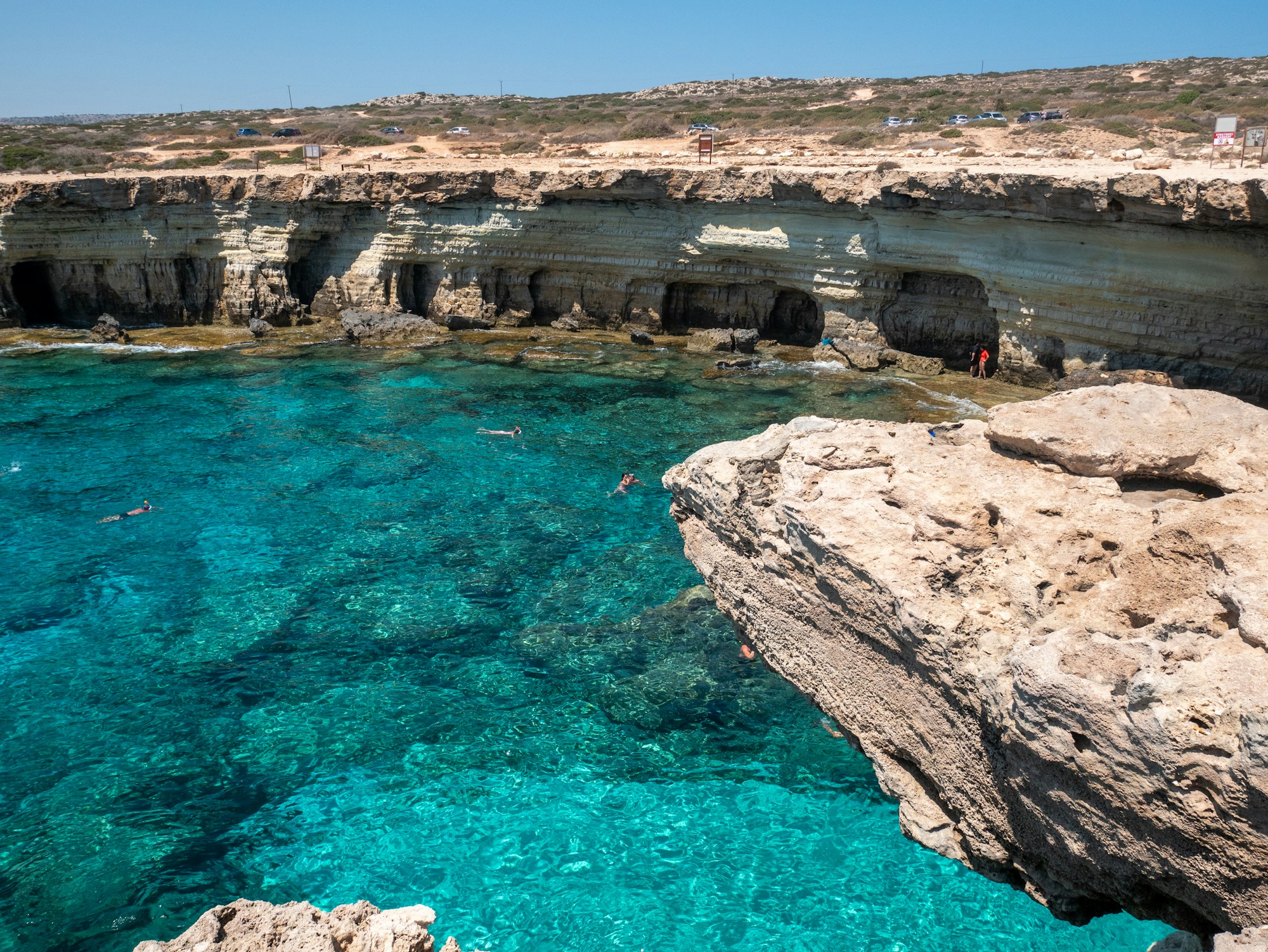 Grottes marines de la côte chypriote — activités nautiques et plongée
