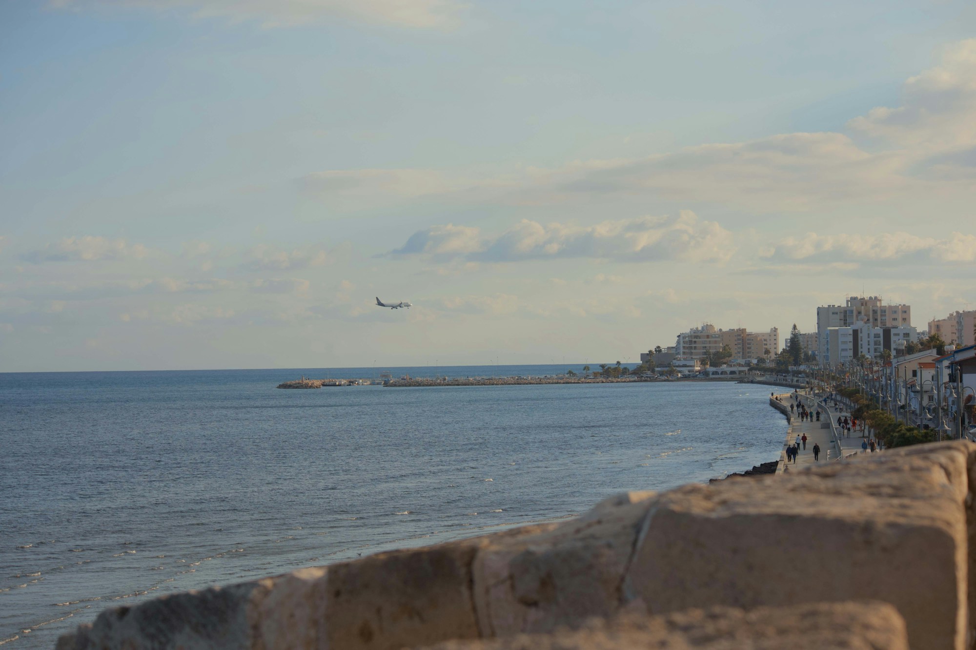 Vue depuis la promenade de Larnaca avec un avion en approche à Chypre