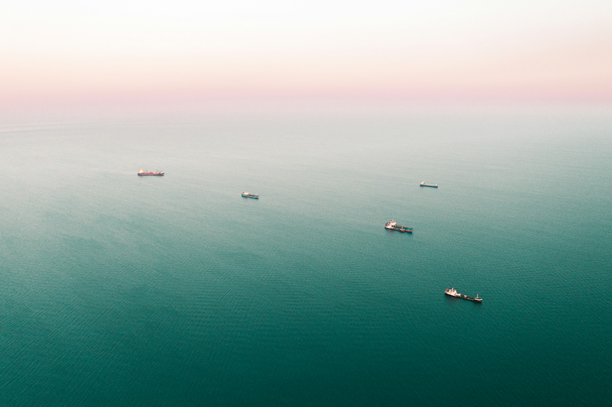 Navires au large de la côte de Limassol à Chypre — rôle humanitaire de l'île