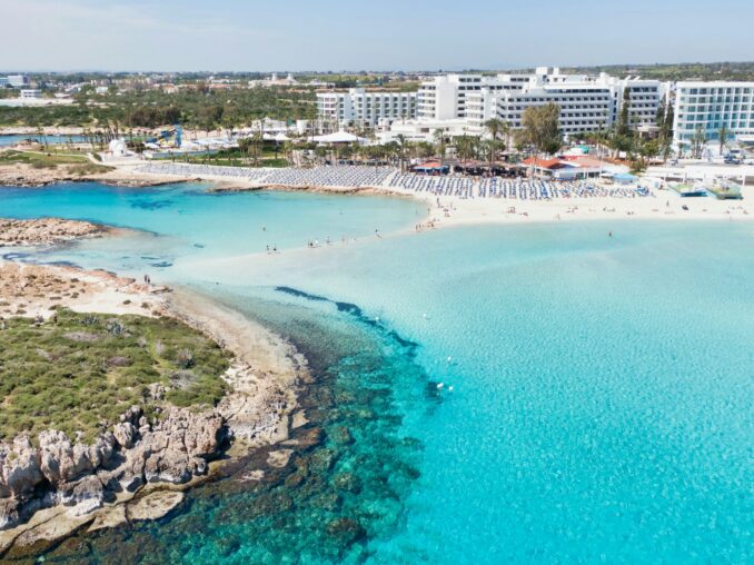 Cipro 2026: Hub Umanitario del Mediterraneo Orientale — Si Può Ancora Andare in Vacanza al Mare?