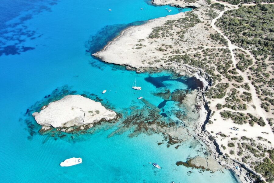 Eaux cristallines et côte rocheuse de Paphos à Chypre au printemps