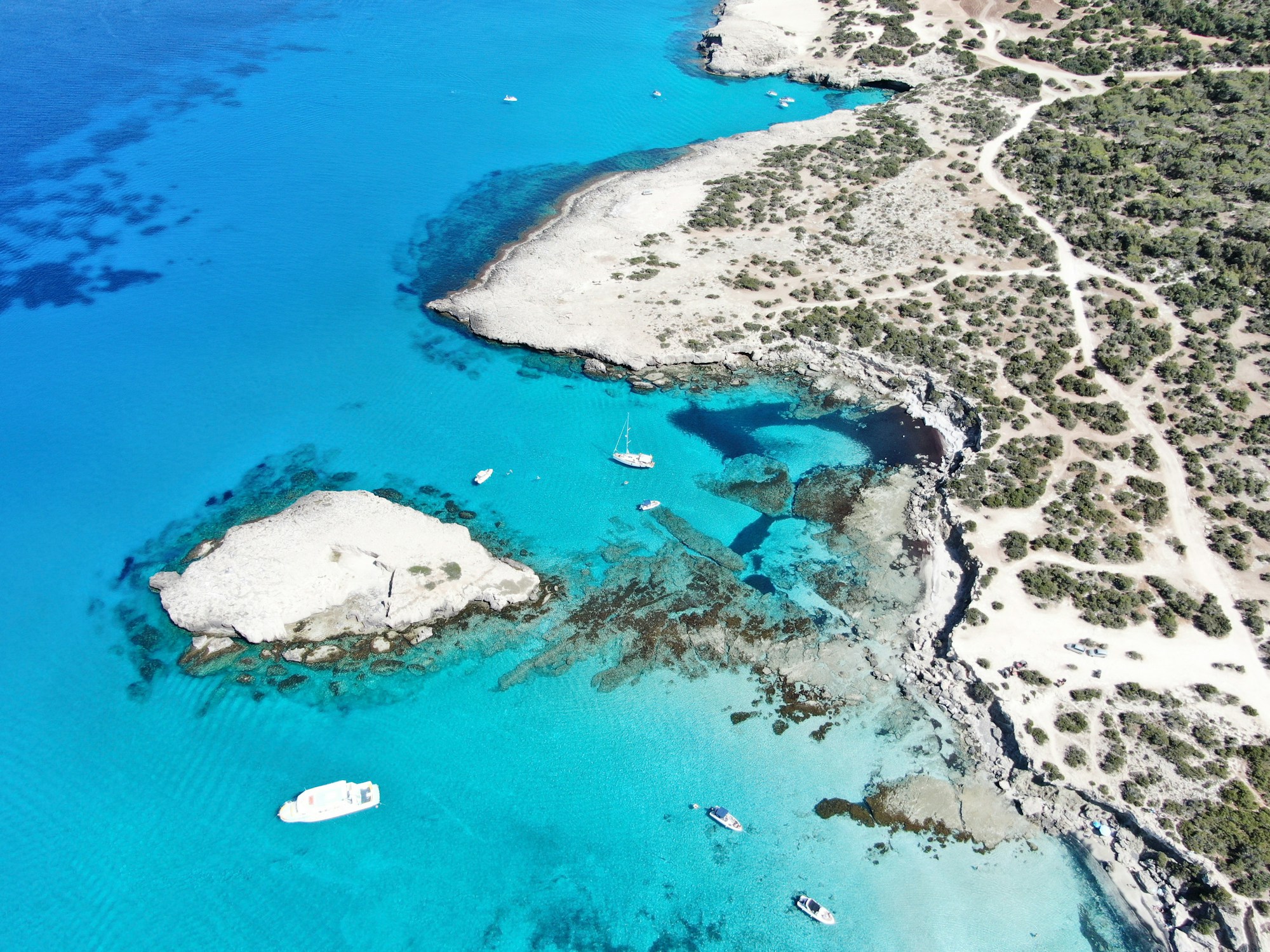Eaux cristallines et côte rocheuse de Paphos à Chypre
