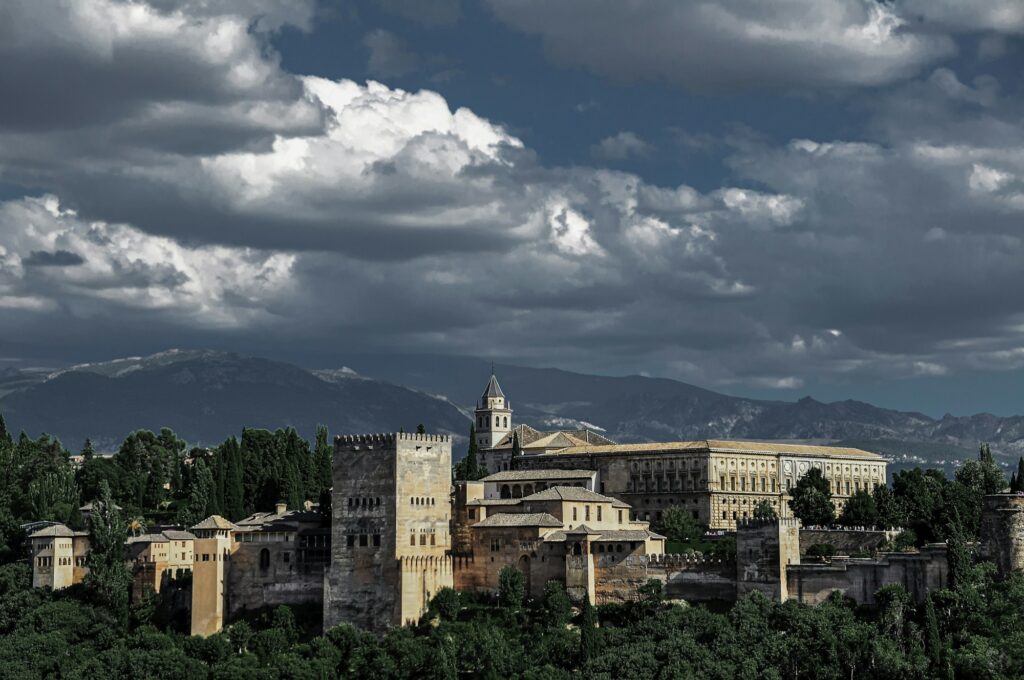 L'Alhambra de Grenade en Andalousie - monument de la coexistence médiévale