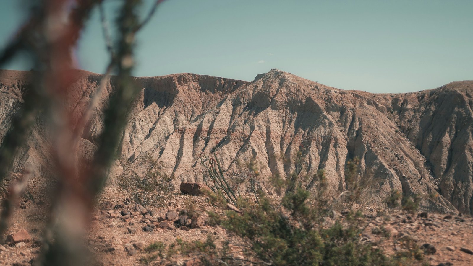 Canyons multicolores peints de rouge, or et lavande dans les Mecca Hills, Coachella Valley