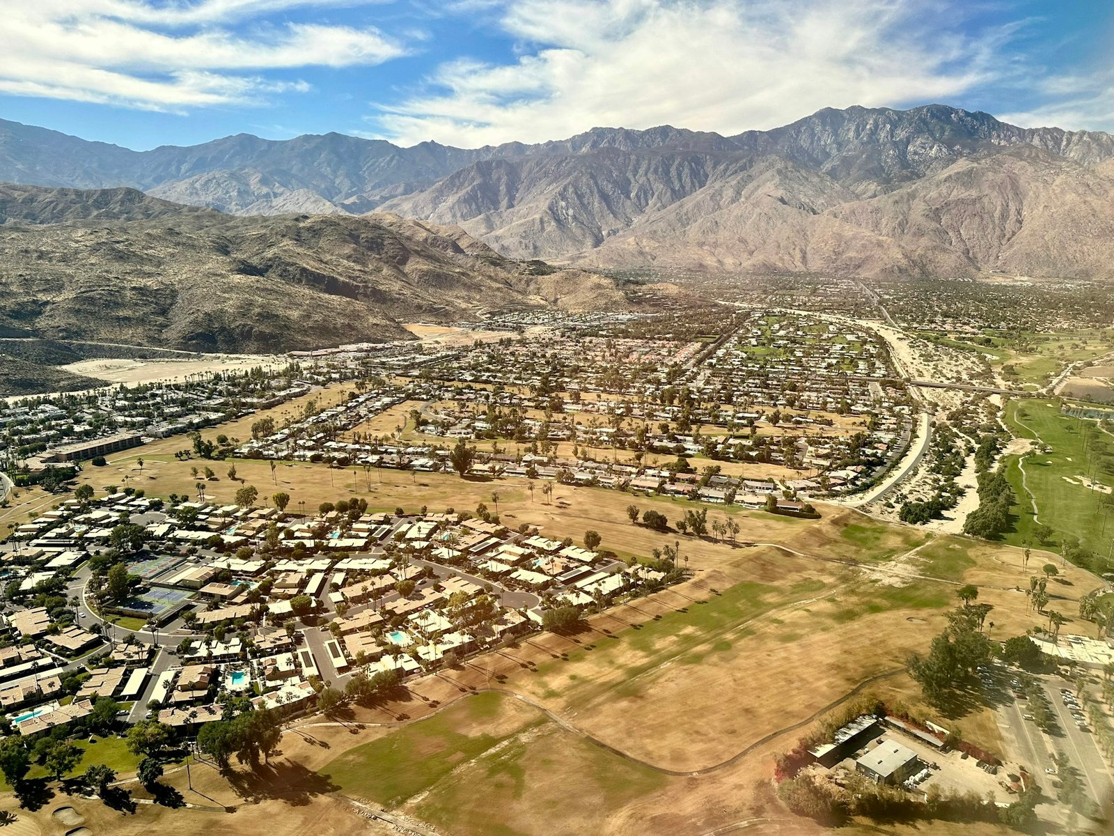 Vue aérienne de Palm Springs et de la Coachella Valley avec les montagnes San Jacinto en arrière-plan