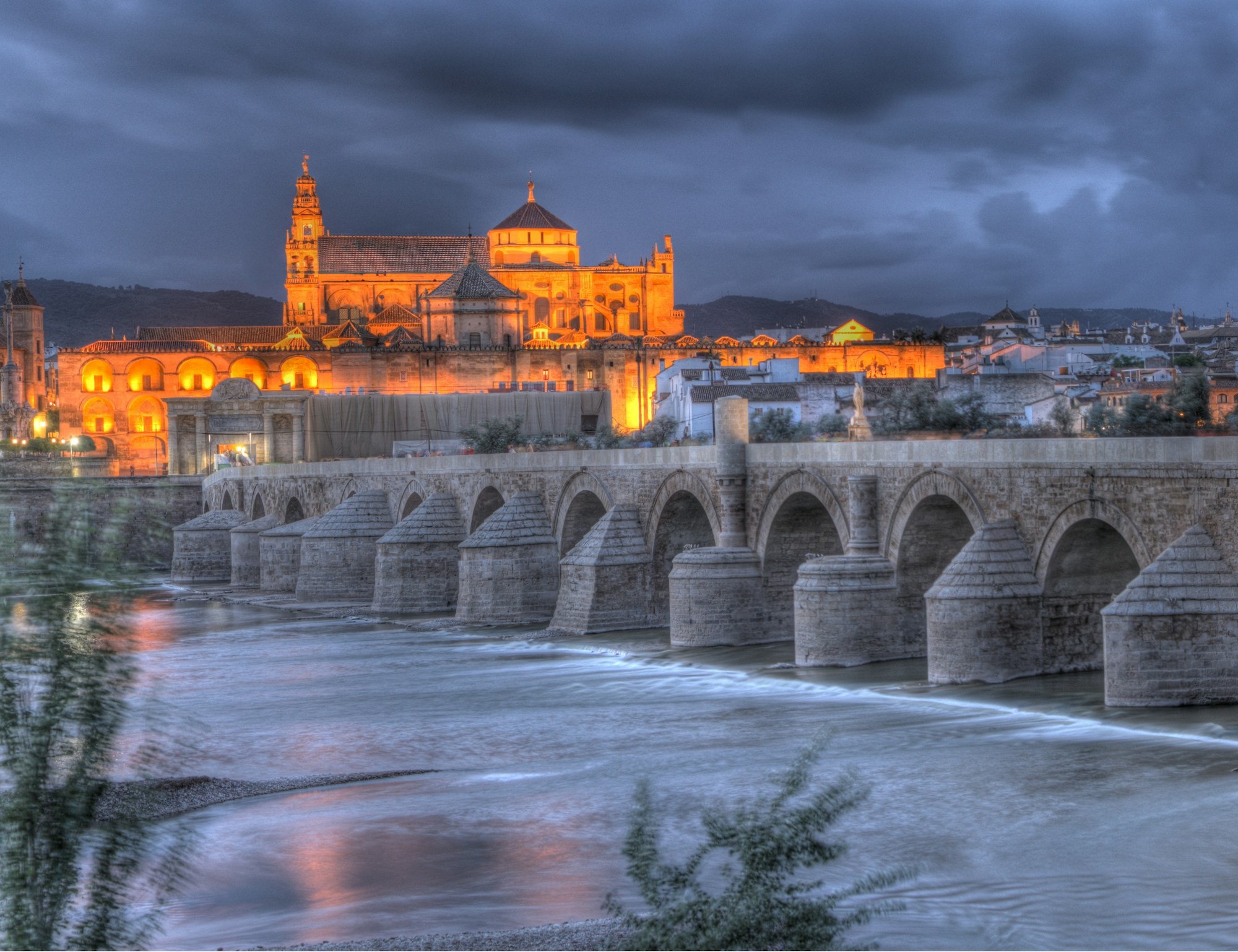 Vue sur la Mezquita-Cathédrale et le pont romain de Córdoba, Andalousie