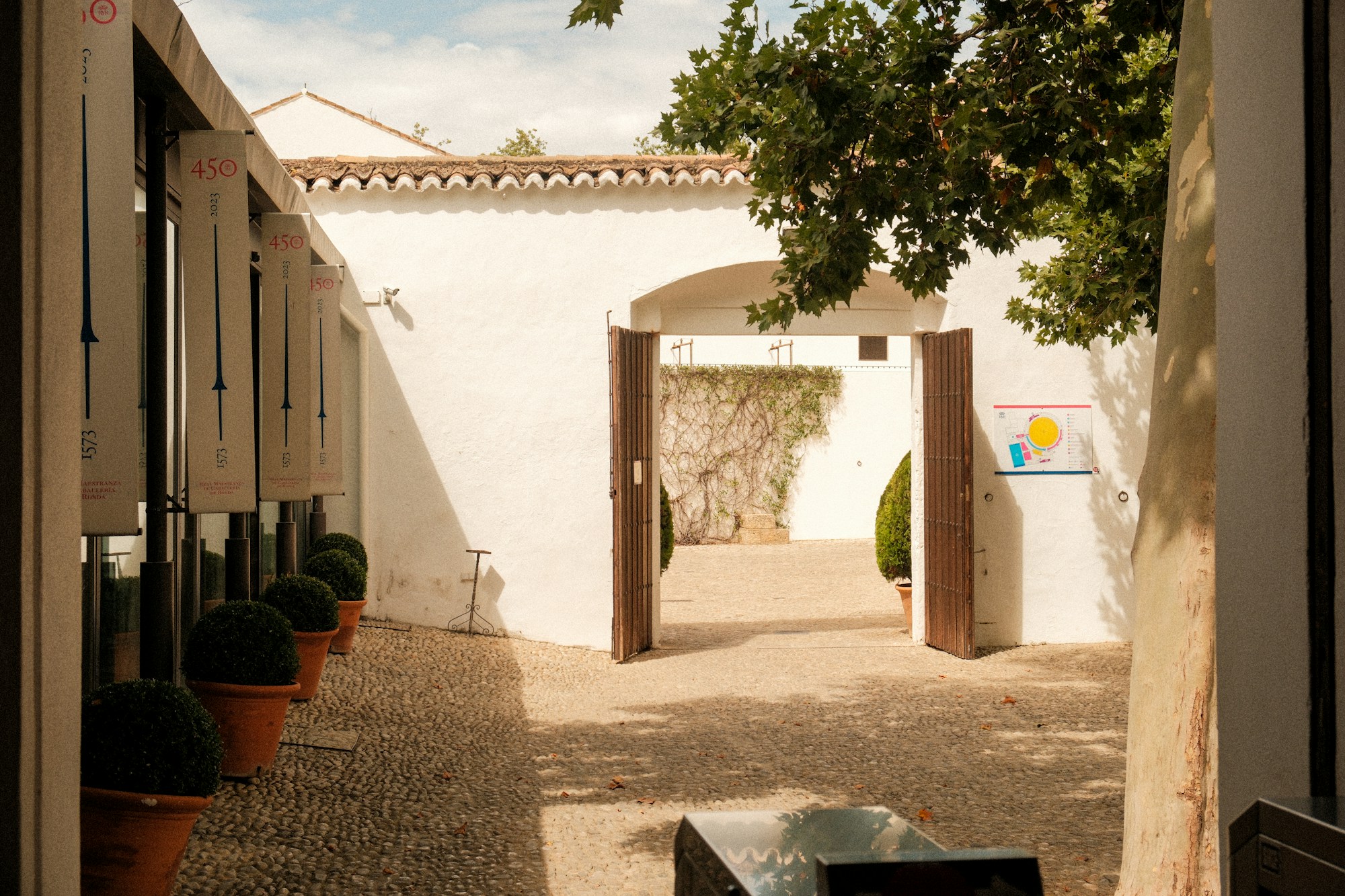 Patio andalou aux murs blancs typique du centre historique de Córdoba