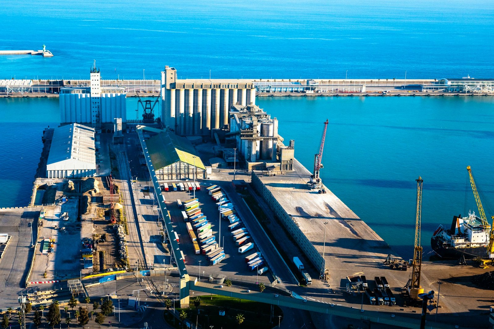 Vue aérienne du port de Barcelone depuis Montjuïc — destination accessible en TGV depuis Paris en alternative à l'avion