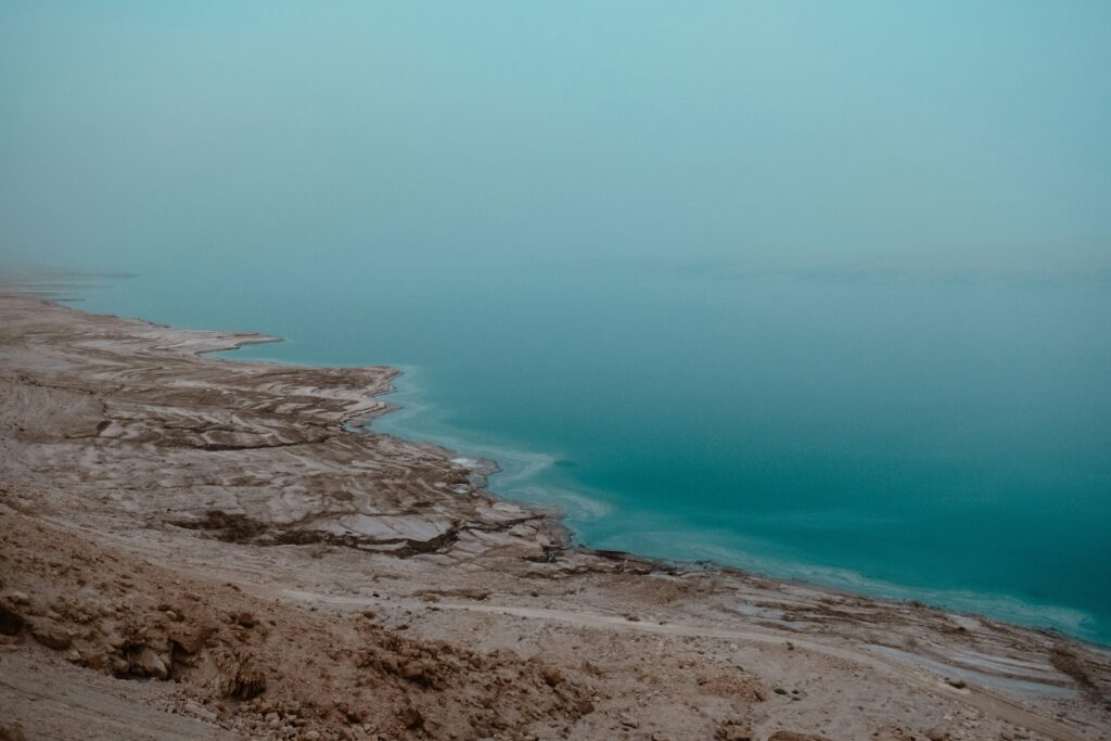 Vue aérienne de la Mer Morte depuis le ciel, Israël — eau bleu-turquoise et rives blanches de sel