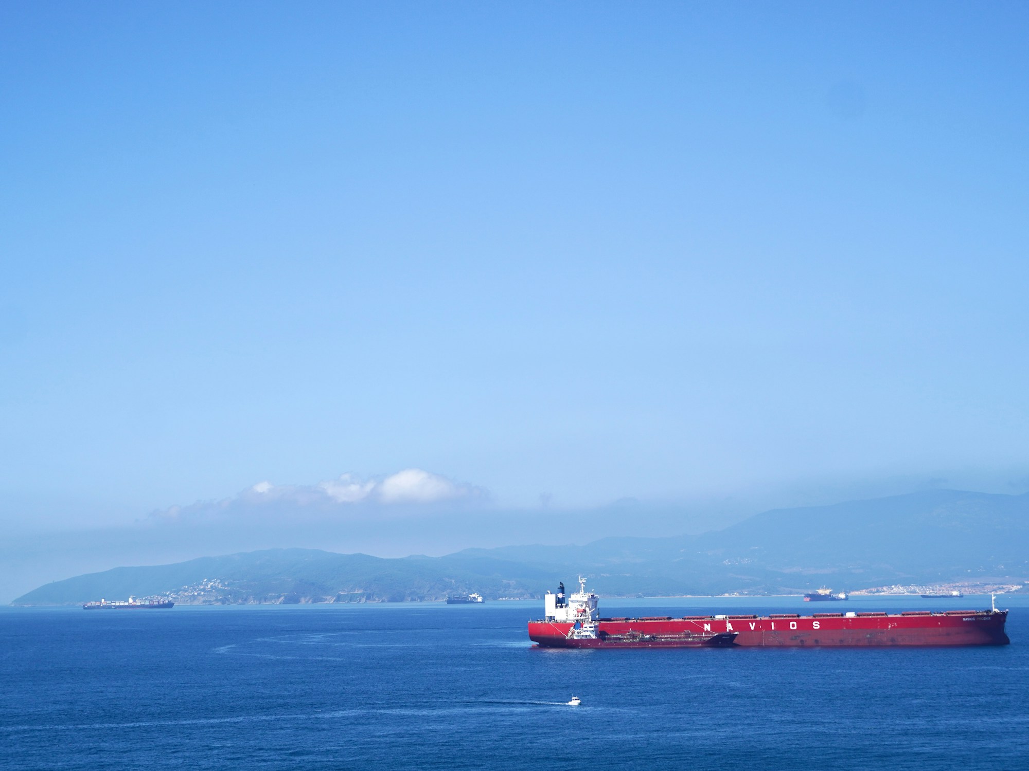 Cargo rouge naviguant sur une mer bleue — route maritime de la Mer Rouge