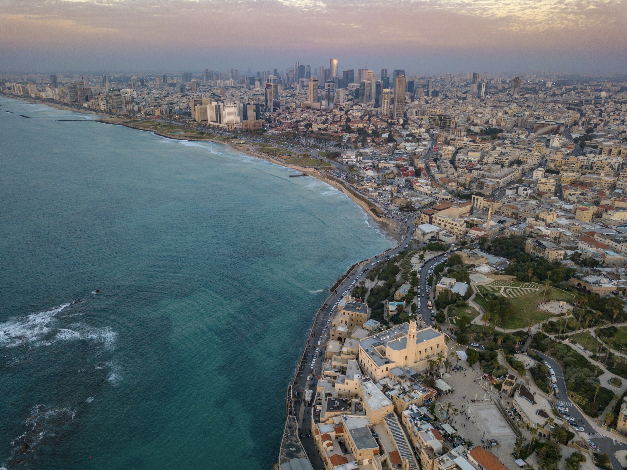 Vue aérienne de Tel Aviv et de sa côte méditerranéenne, Israël