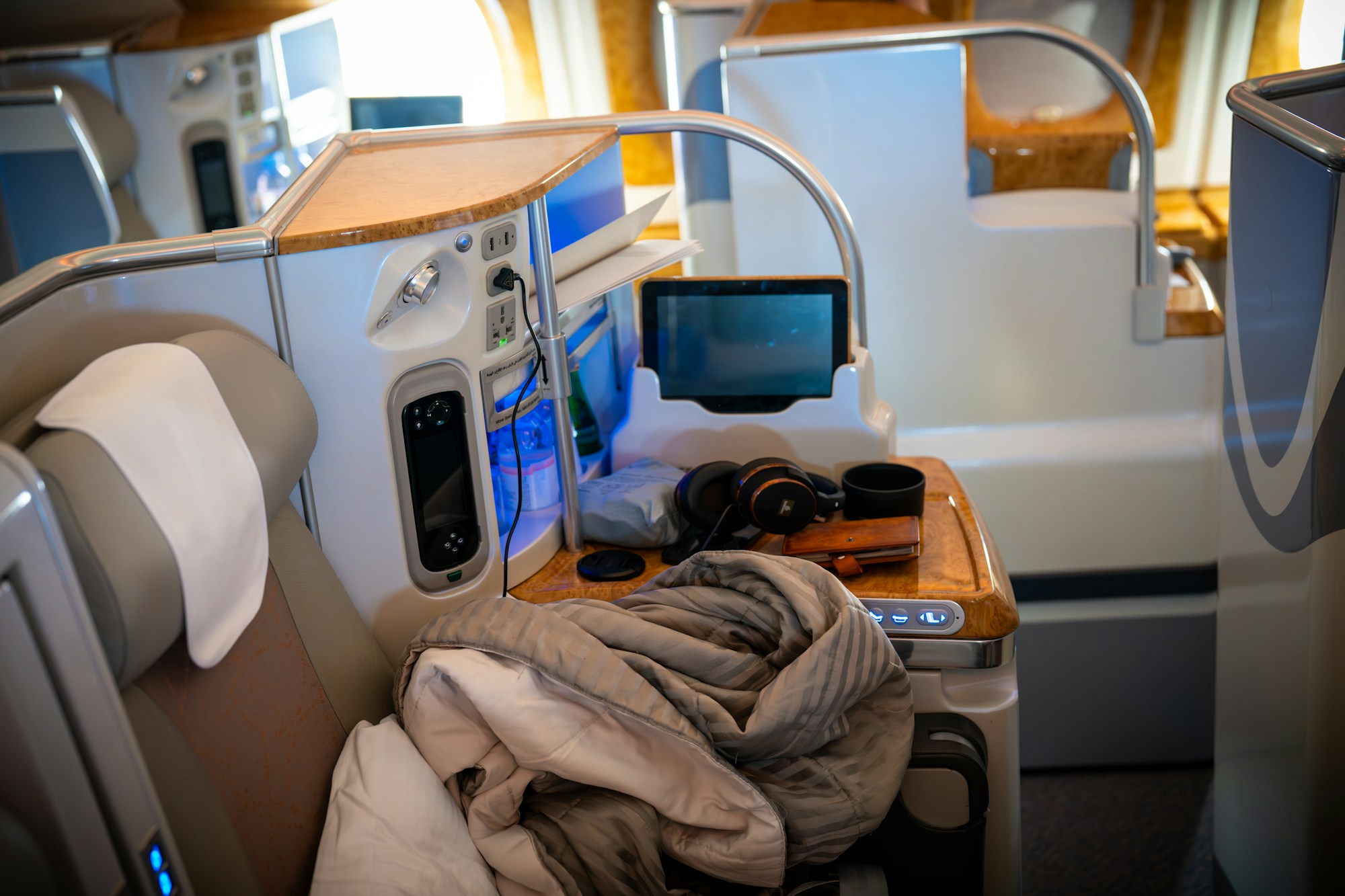 Suite Delta One en configuration lit plat à bord de l'A330-900neo, avec porte coulissante pour l'intimité