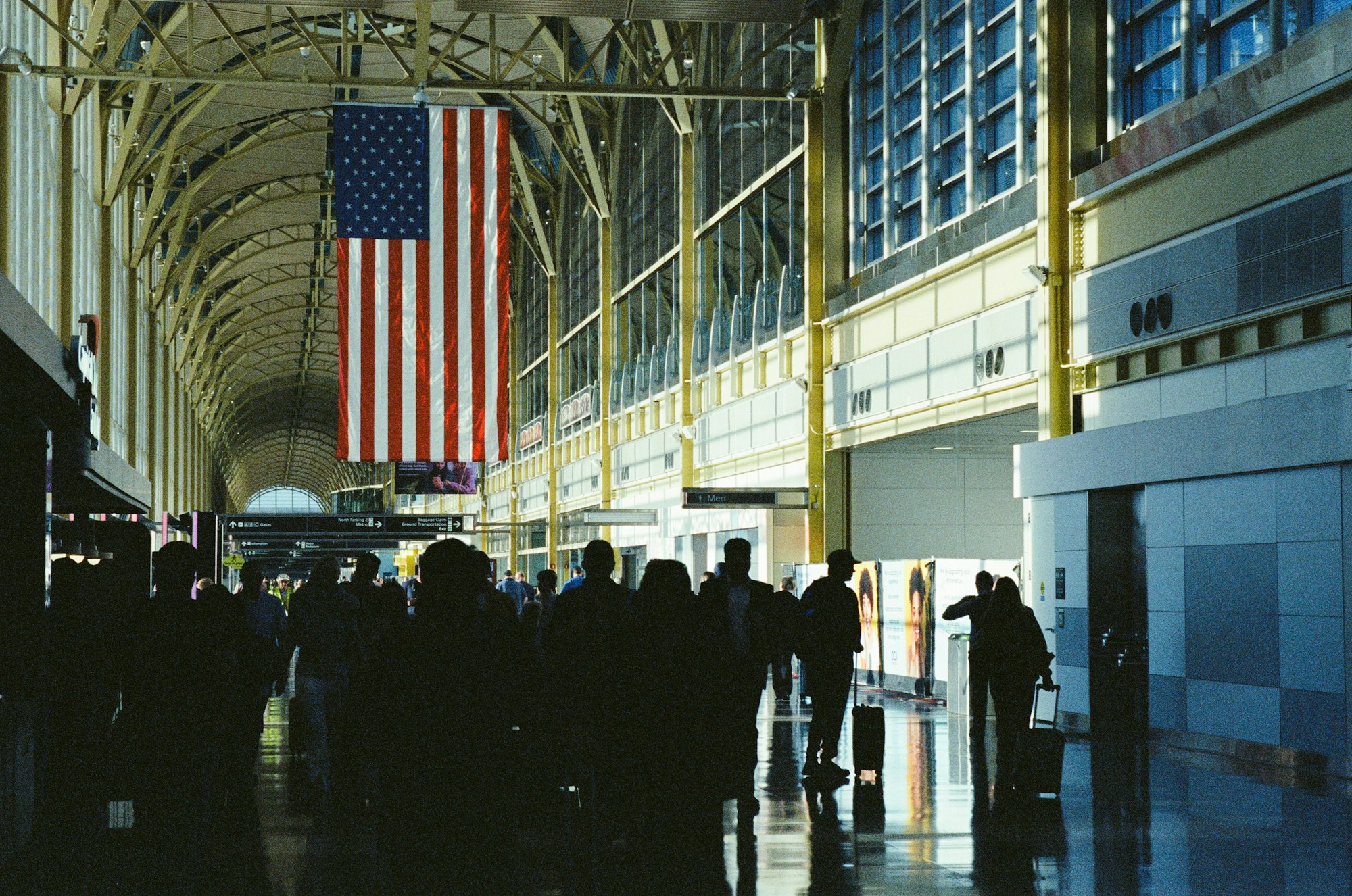 Terminal international de l'aéroport Boston Logan avec voyageurs et bagages, arrivée depuis l'Europe