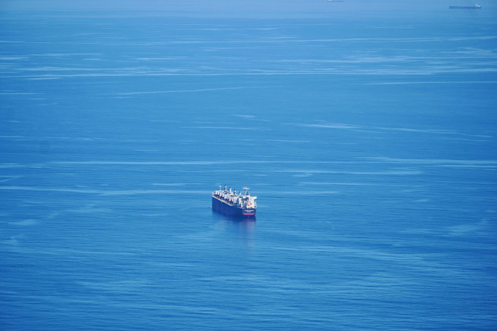 Grand cargo pétrolier naviguant sur l'océan bleu — perturbation de l'approvisionnement mondial en énergie