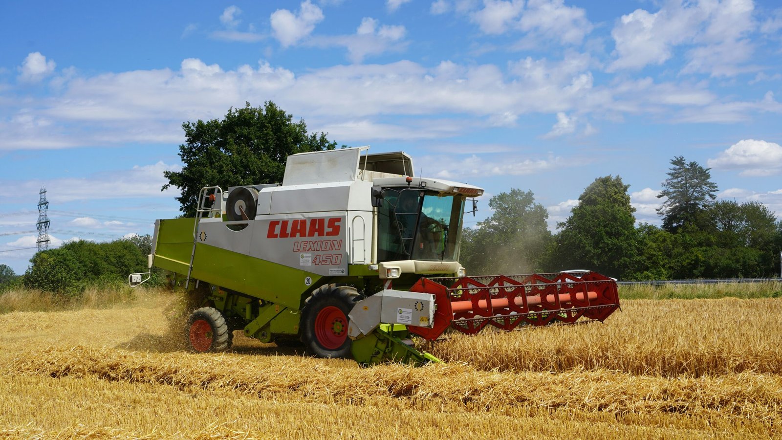 Moissonneuse-batteuse dans un champ de blé doré — menace sur la sécurité alimentaire mondiale due à la crise du détroit d'Ormuz et la pénurie d'engrais