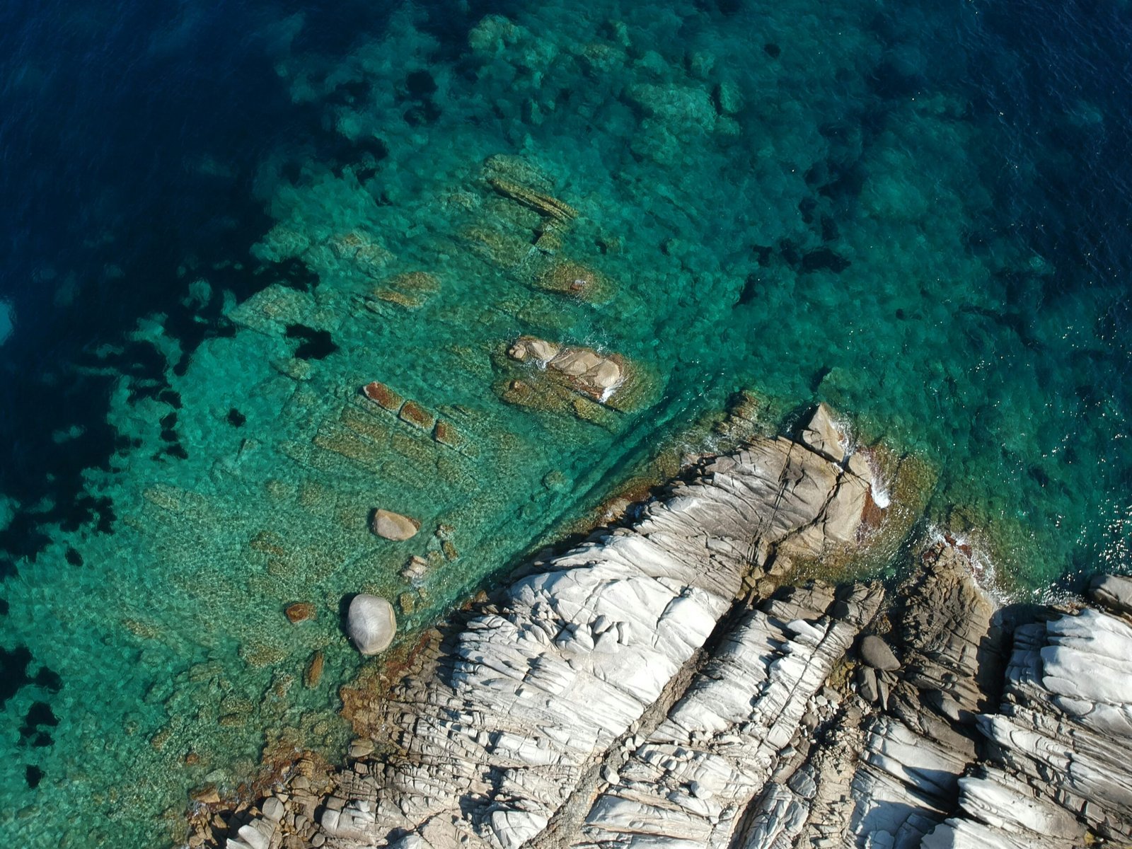 Eaux turquoise de l'île Lavezzi en Corse — destination méditerranéenne de remplacement accessible sans avion en été 2026