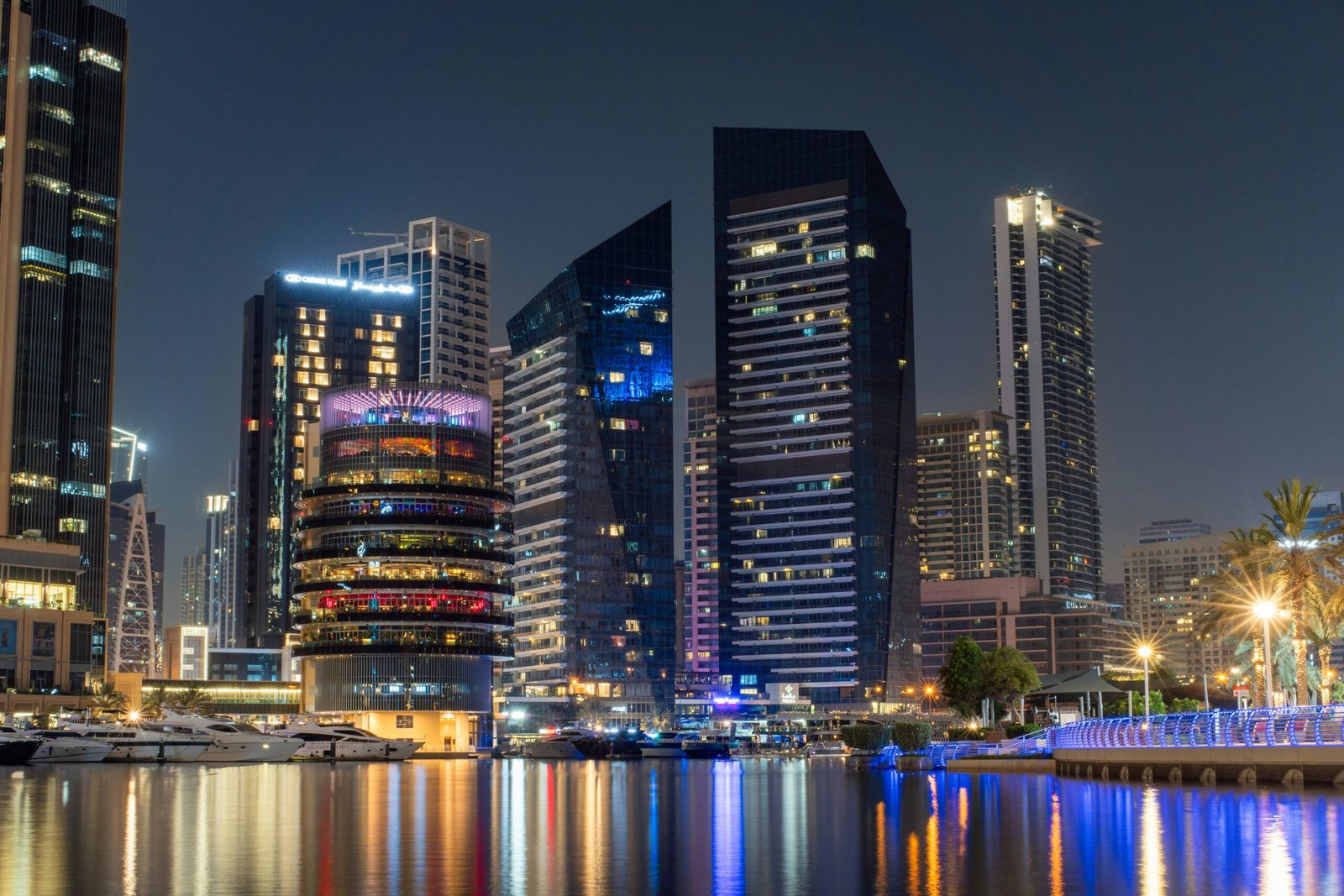 Skyline illuminée de Dubaï la nuit — destination du Moyen-Orient à éviter en 2026 en raison de la crise du détroit d'Ormuz