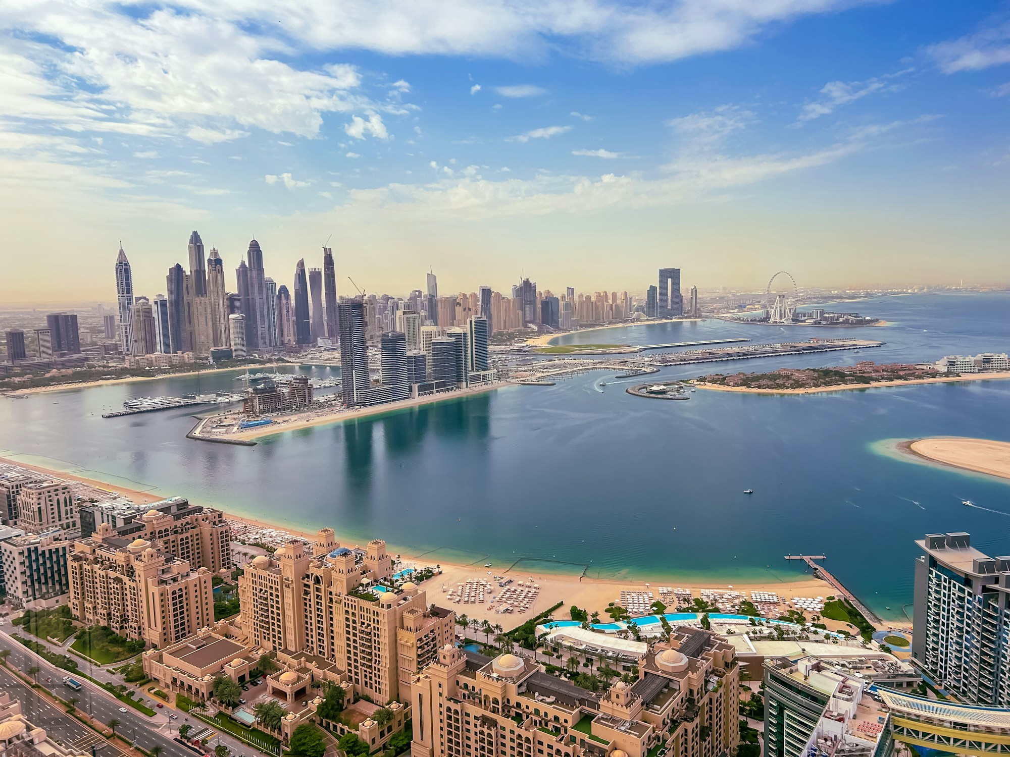 Vista aérea de Dubai Marina con rascacielos iluminados