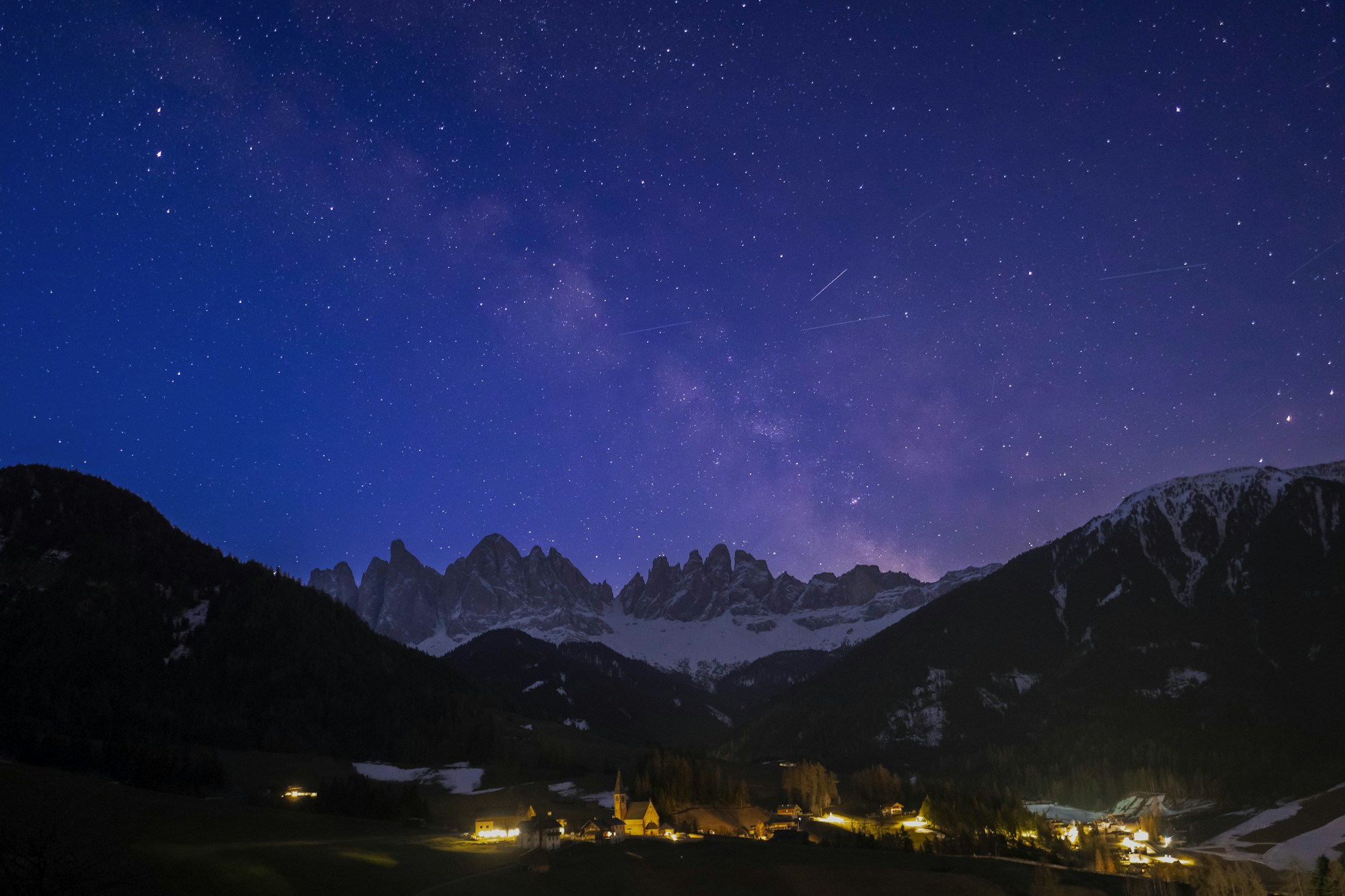 Village de montagne alpin sous la Voie lactée et un ciel étoilé