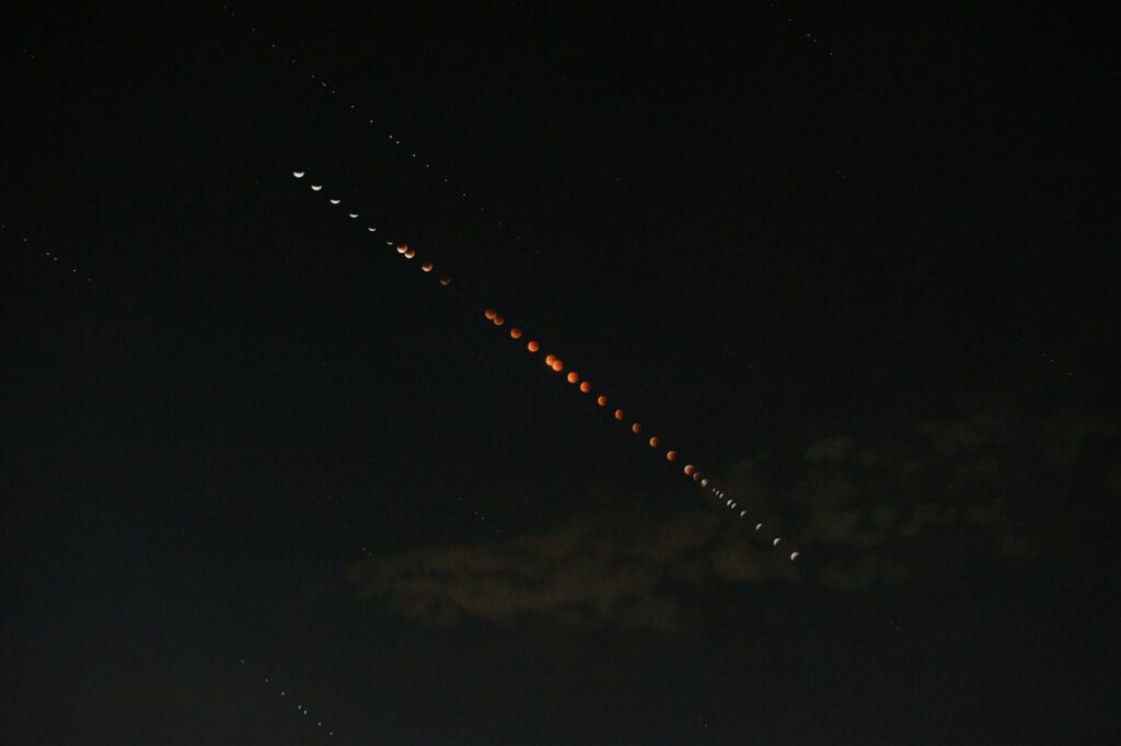 Éclipse lunaire partielle très profonde avec teinte rouge cuivrée sur la Lune