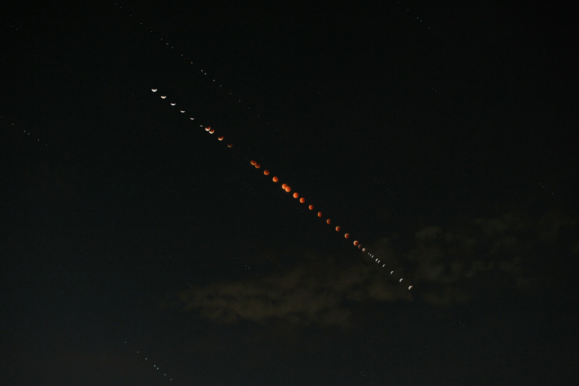 Éclipse lunaire partielle très profonde avec teinte rouge cuivrée sur la Lune