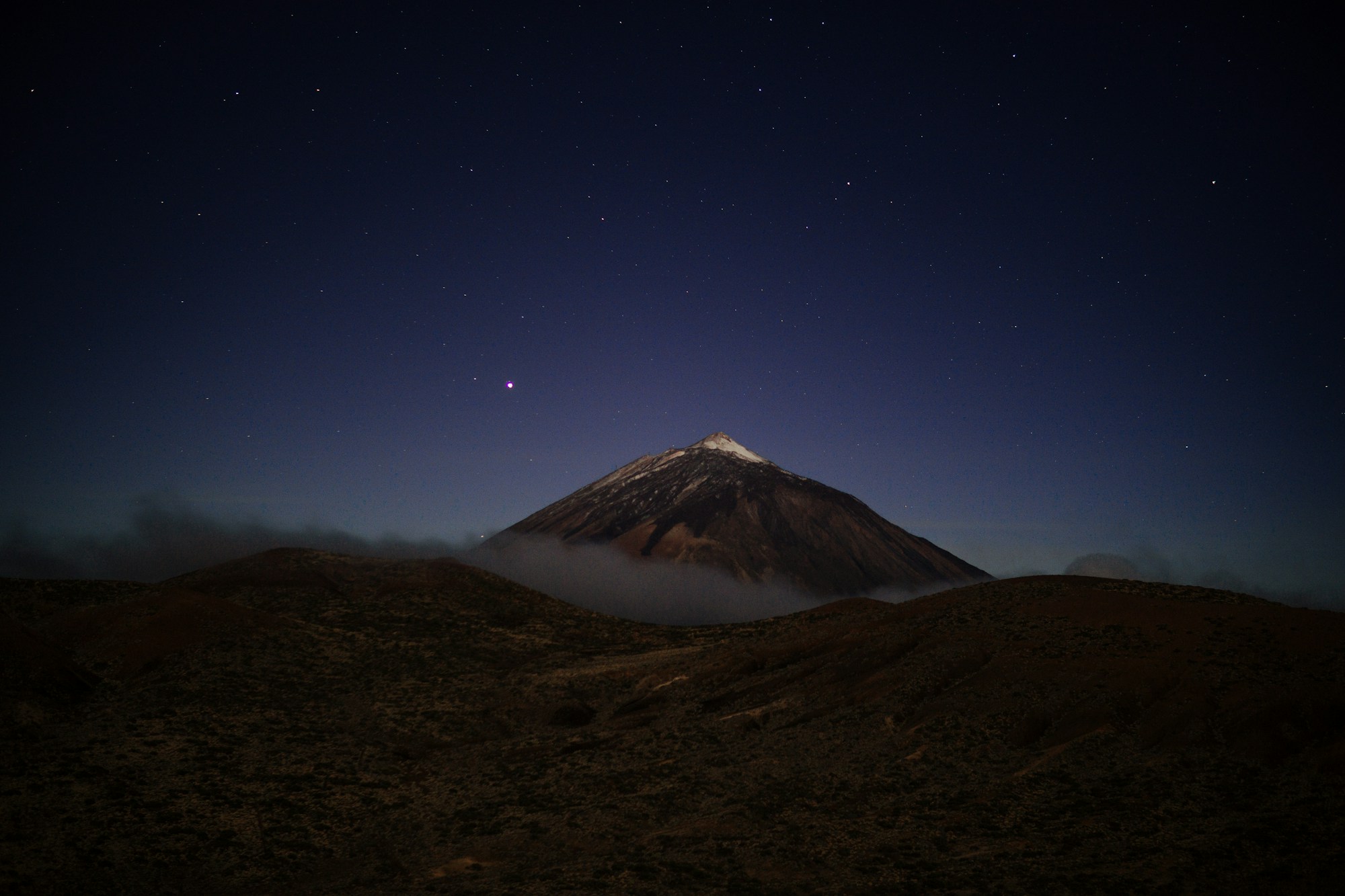 Pico del Teide, volcan de Tenerife aux Îles Canaries, sous un ciel nocturne