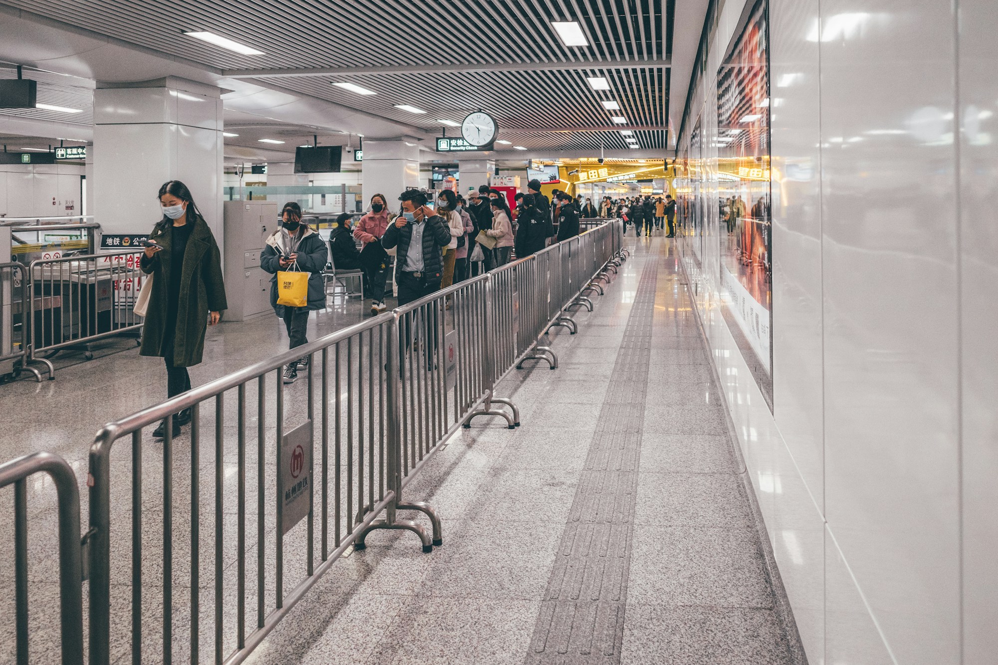 File d'attente de voyageurs dans un aéroport international lors d'une période de pointe